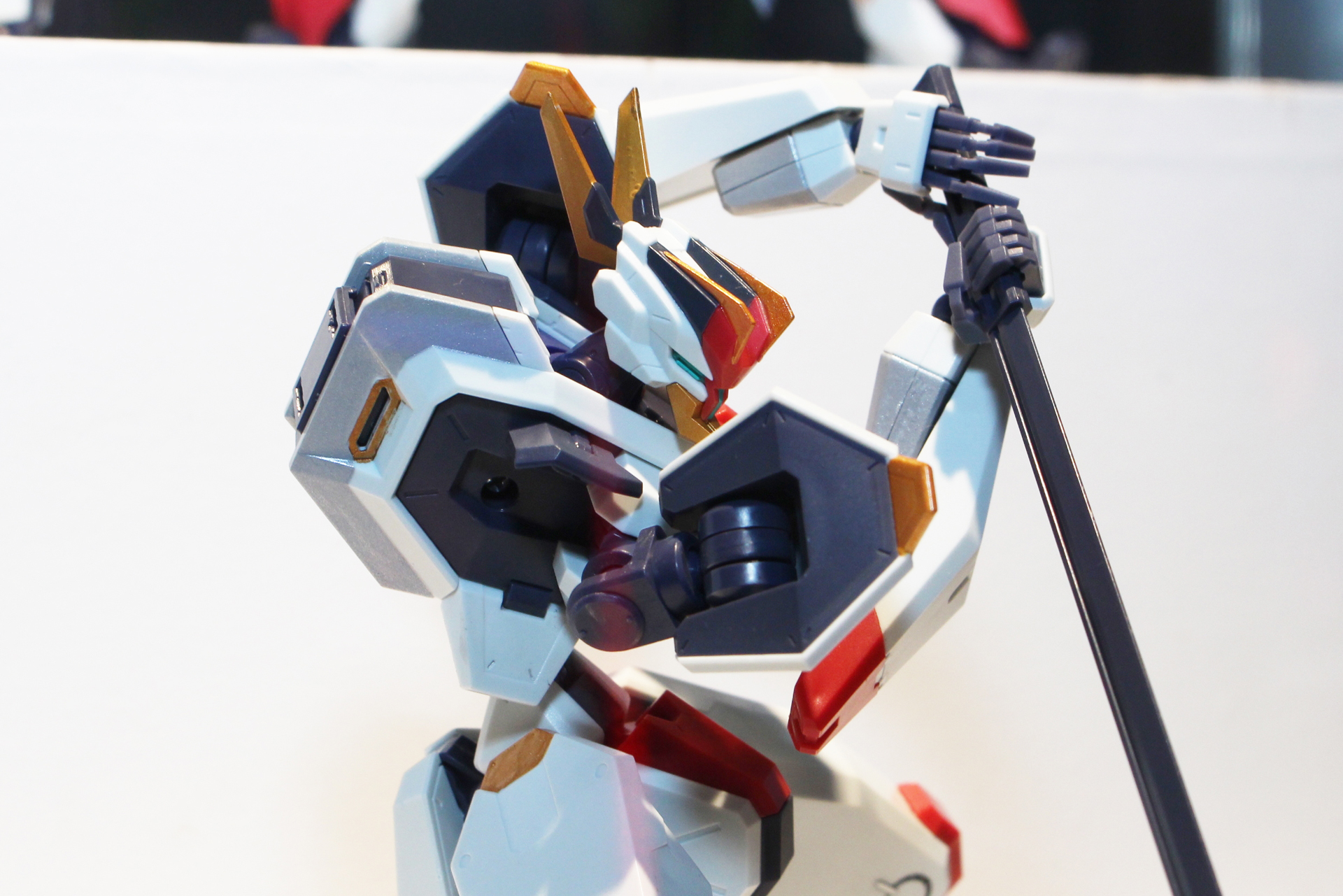 大きく前方へと展開された肩関節。劇中と同じギミックなのか気になるところ