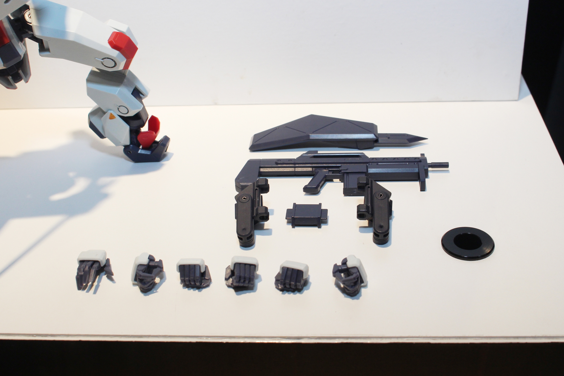 交換用手首や各種武装、ウェポンラックなどが付属する