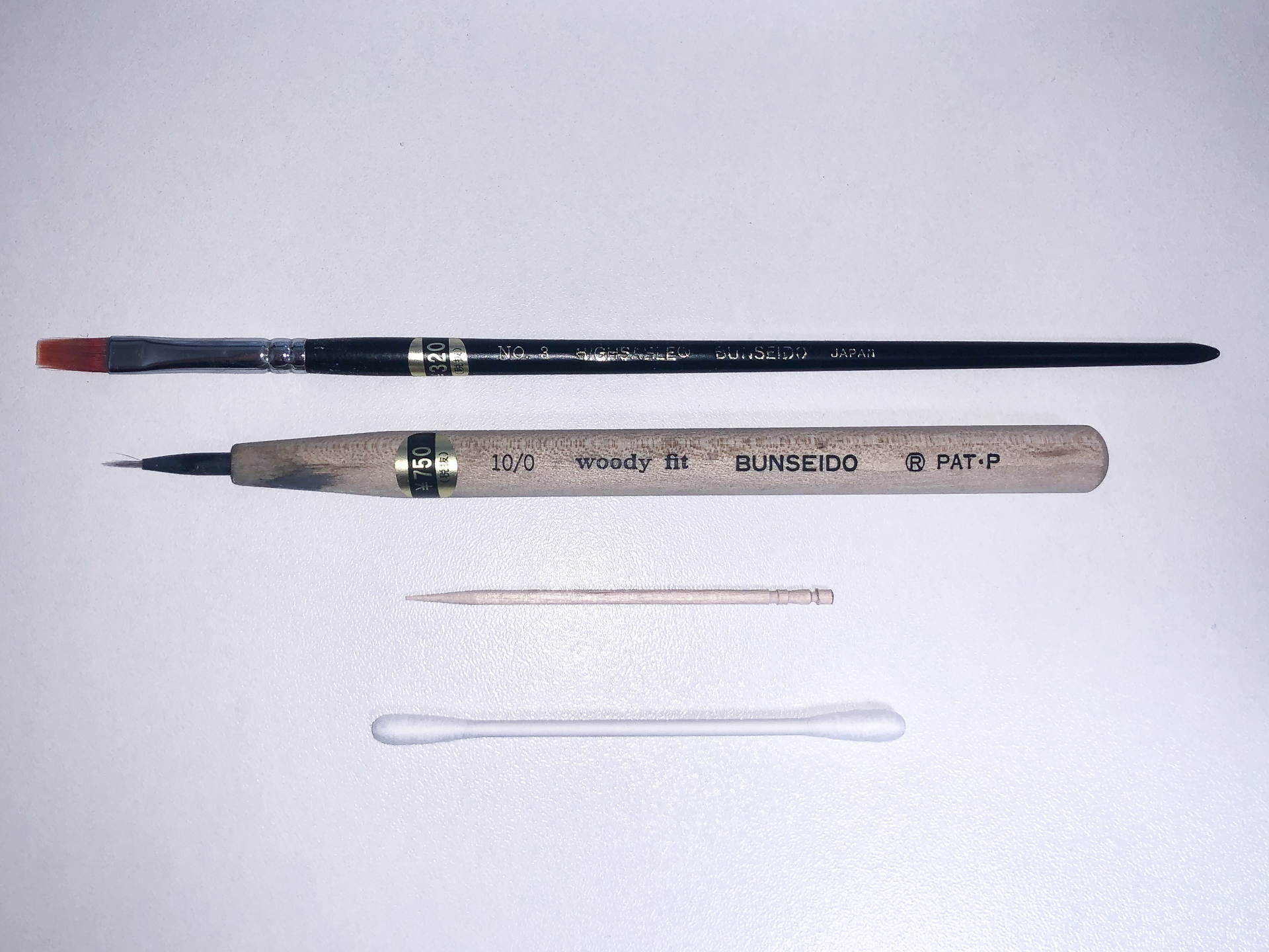 筆者が筆塗り時に使用する主な道具。爪楊枝と綿棒は100均にて購入しています。