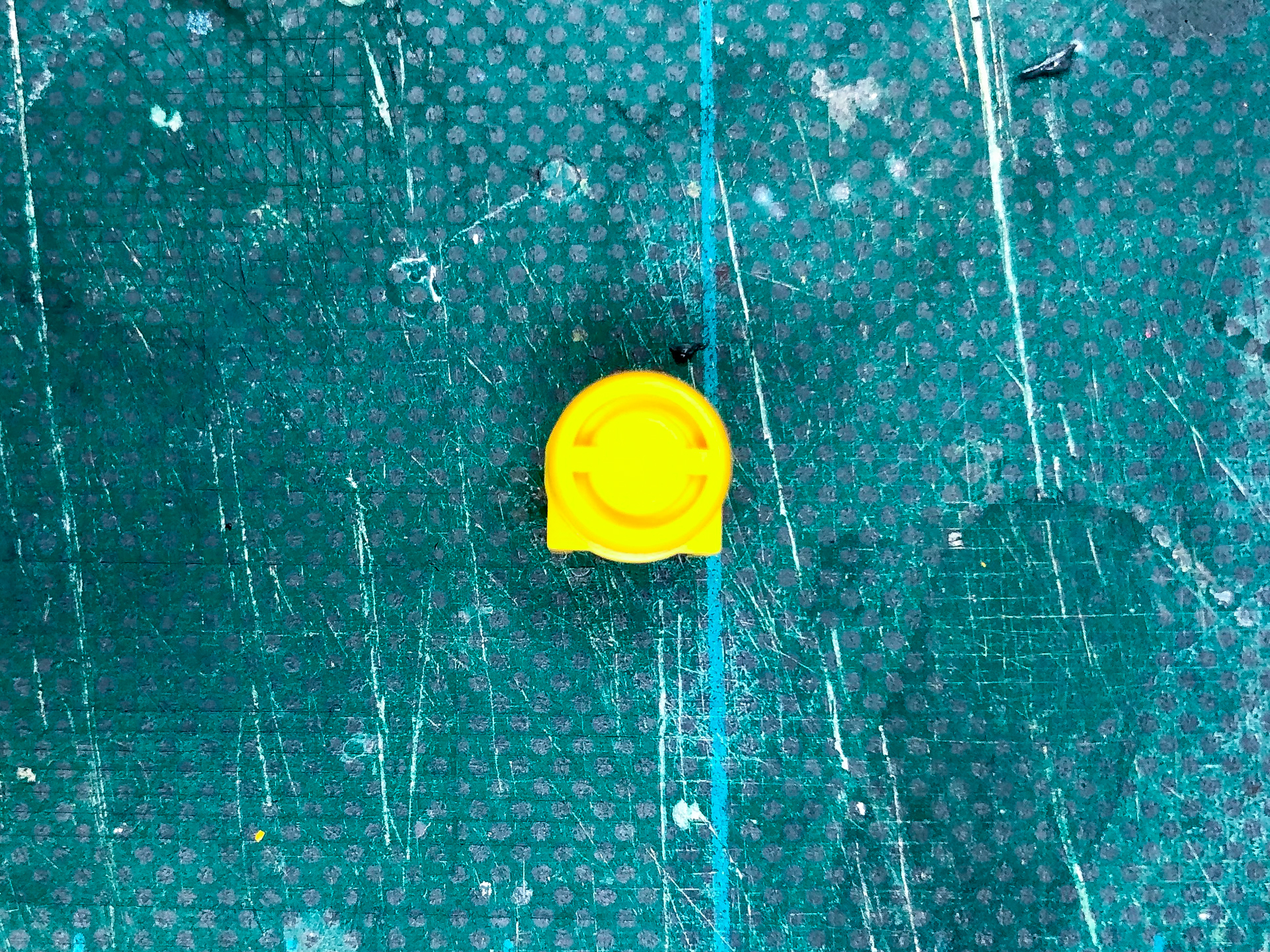 アヴァランチエクシアダッシュのスラスターパーツ。黄色一色で成型されています。