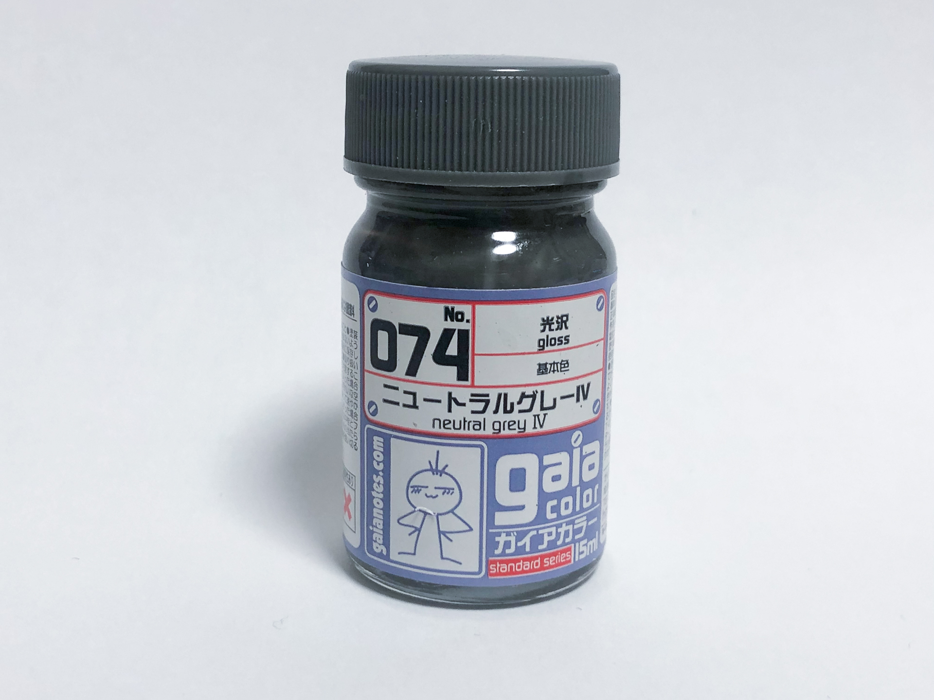 塗装に使用したガイアカラーの「ガイアカラー 074 ニュートラルグレー IV」。