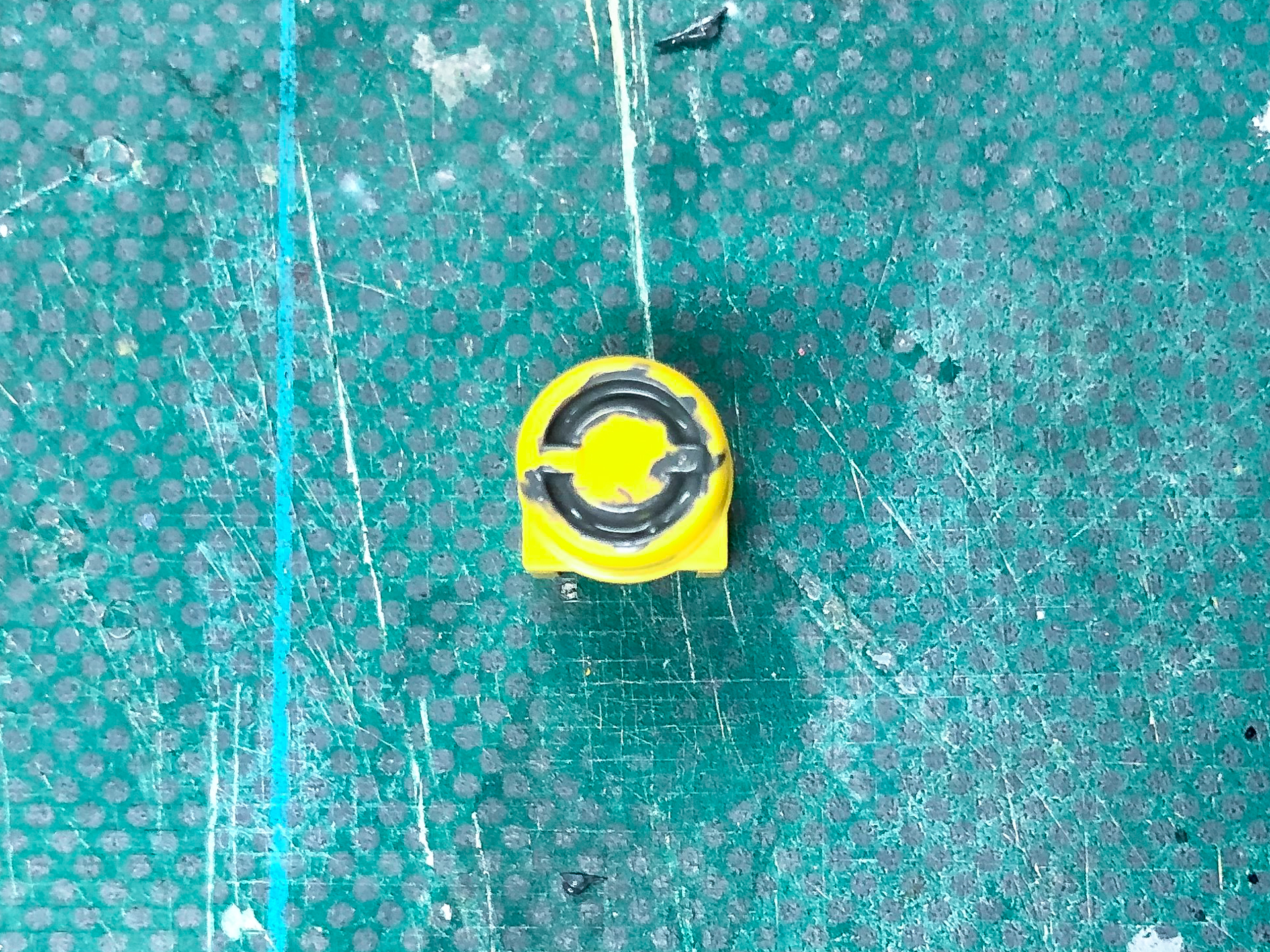 はみ出すことを気にせず塗料を塗っていきます。