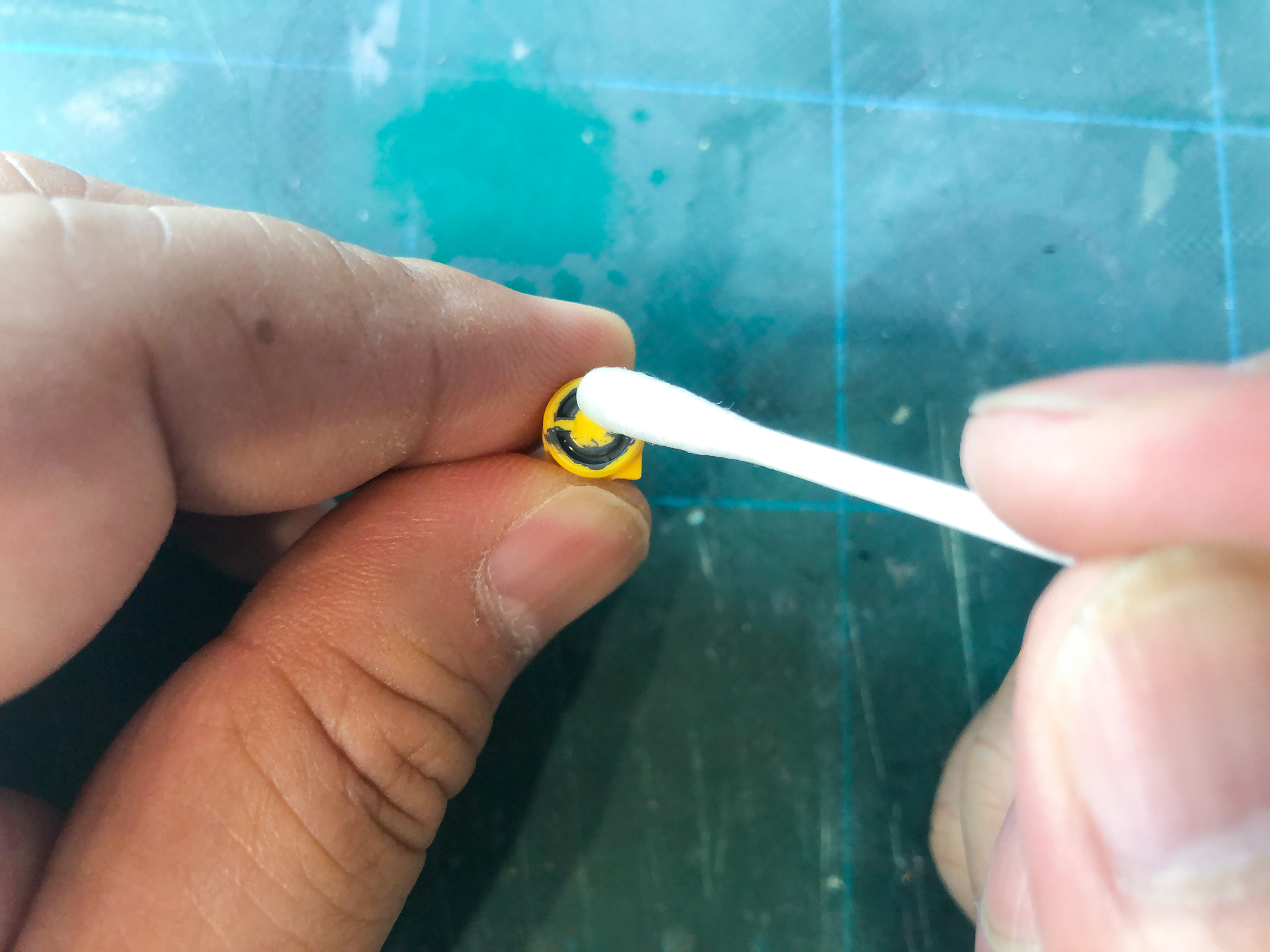 綿棒にペイントリムーバーを付けてはみ出した部分を拭き取っていきます。