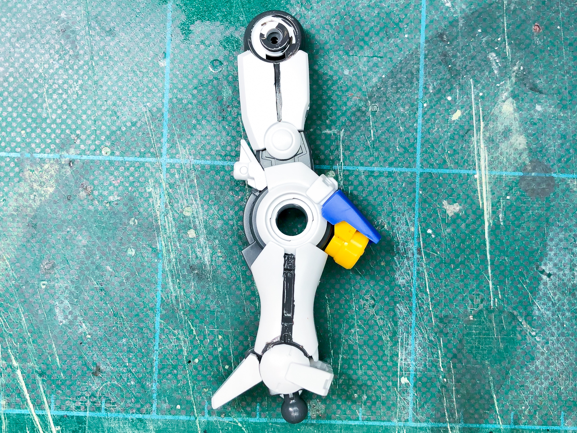 「ガイアカラー 074 ニュートラルグレー IV」で塗装していきます。