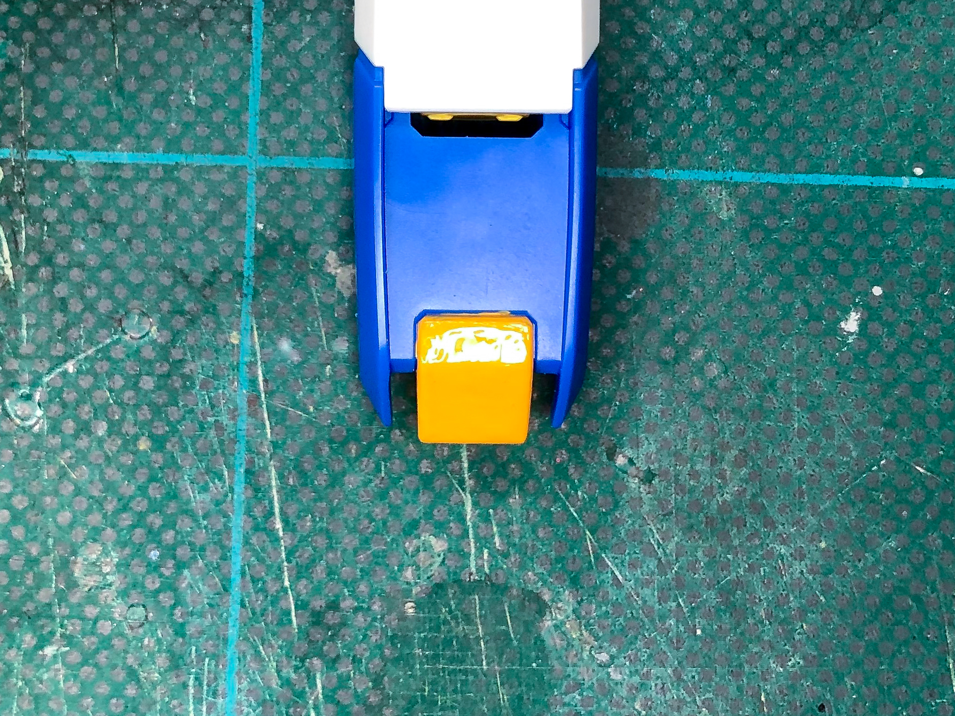 複数回重ね塗りすることで綺麗に発色させることが可能です。