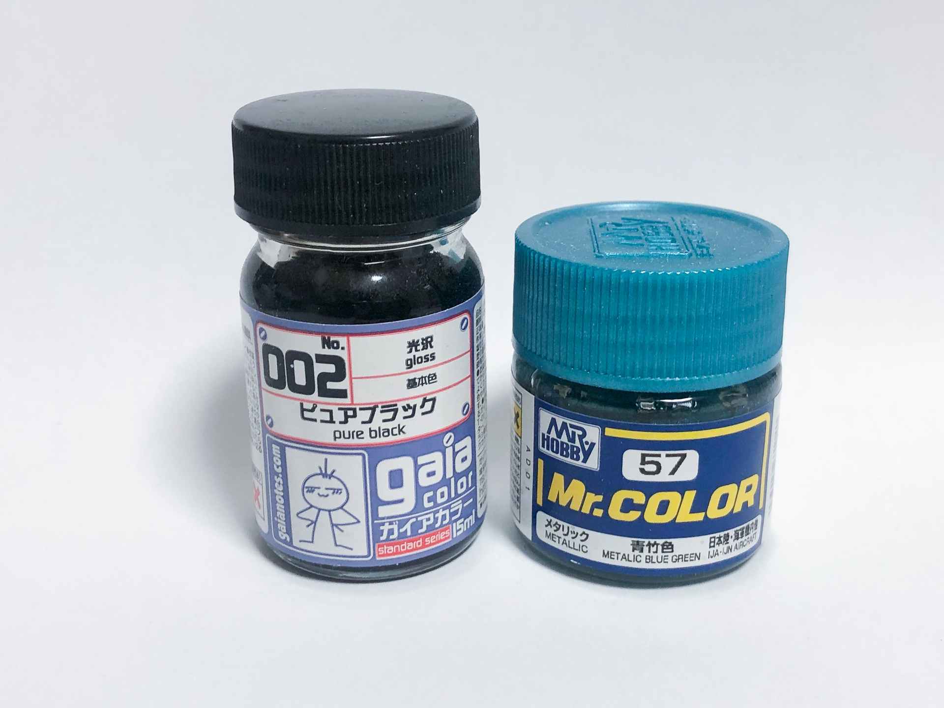 今回のアイペイントに使用した「ガイアカラー 002ピュアブラック」とクレオスの「Mr.カラー C57 青竹色」