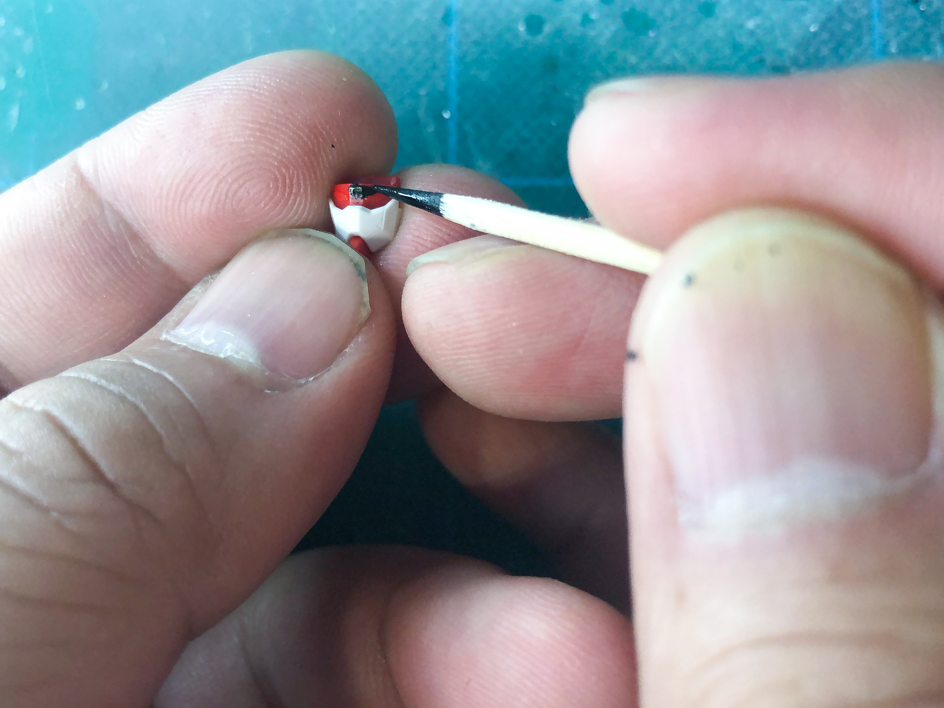 爪楊枝は先端が固いので筆よりも塗りやすい場合もあります。