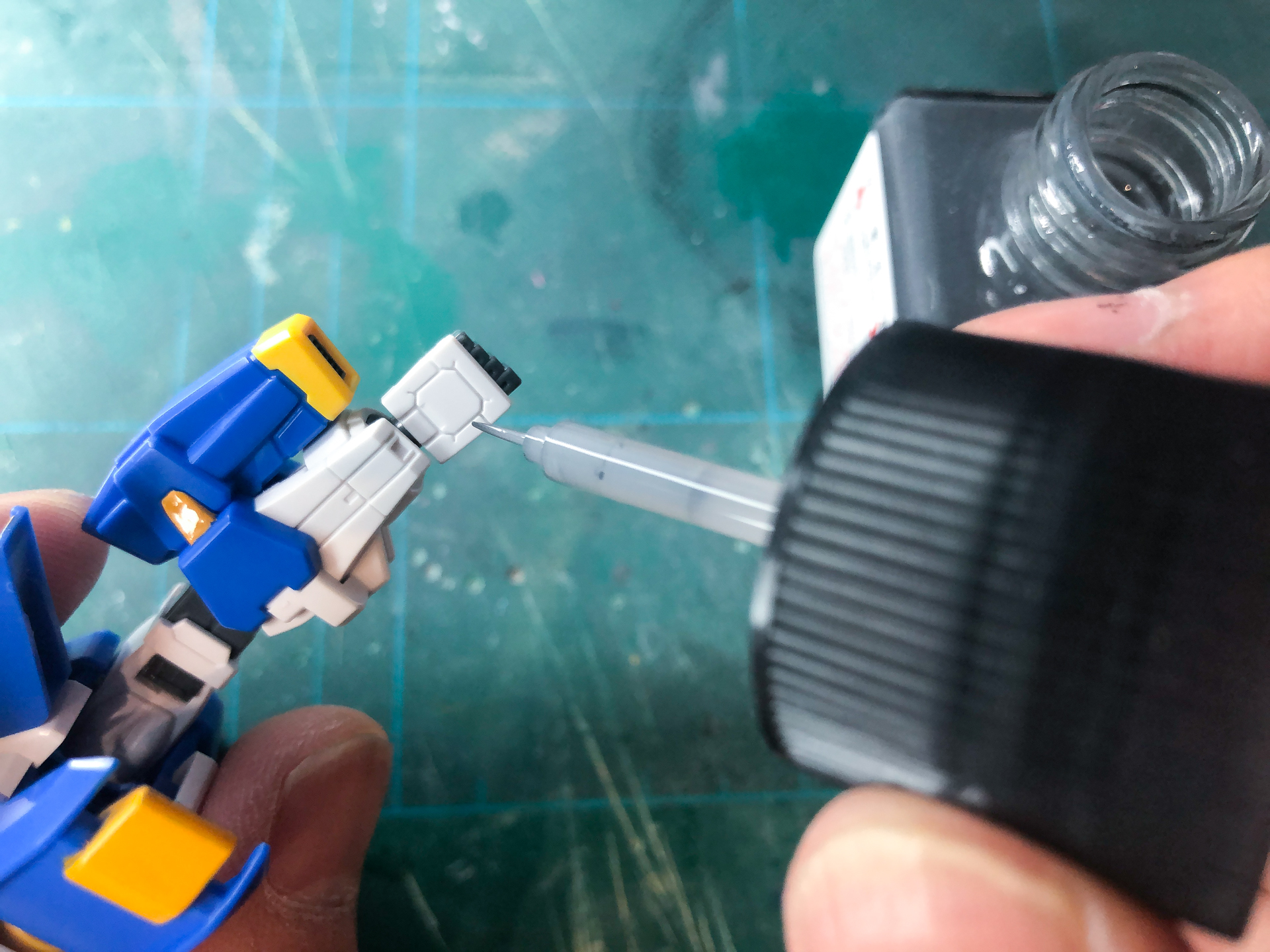 エナメル塗料をスミ入れ箇所に流し込んでいきます。