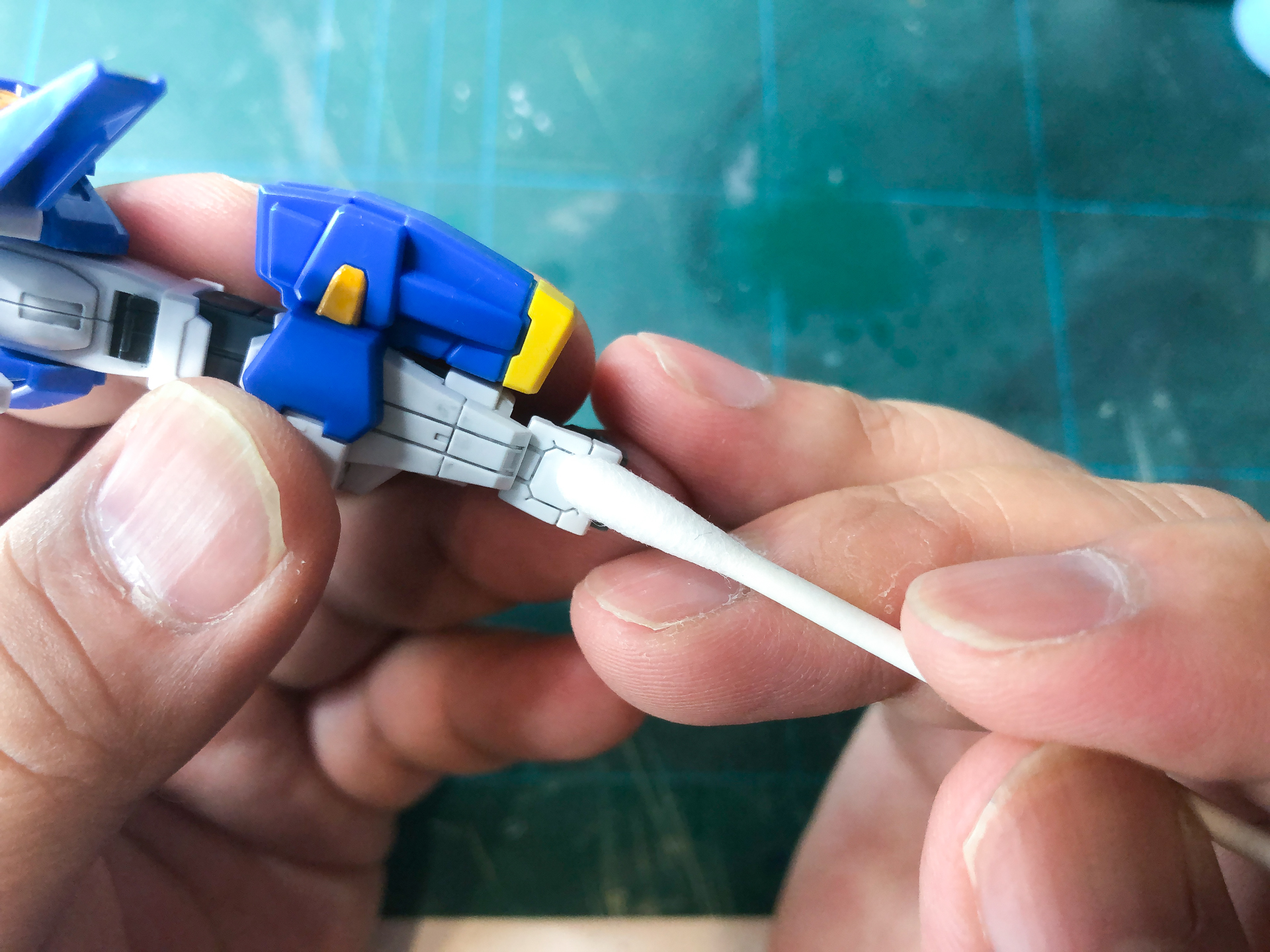 エナメル溶剤にてはみ出た箇所を拭き取っていきます。