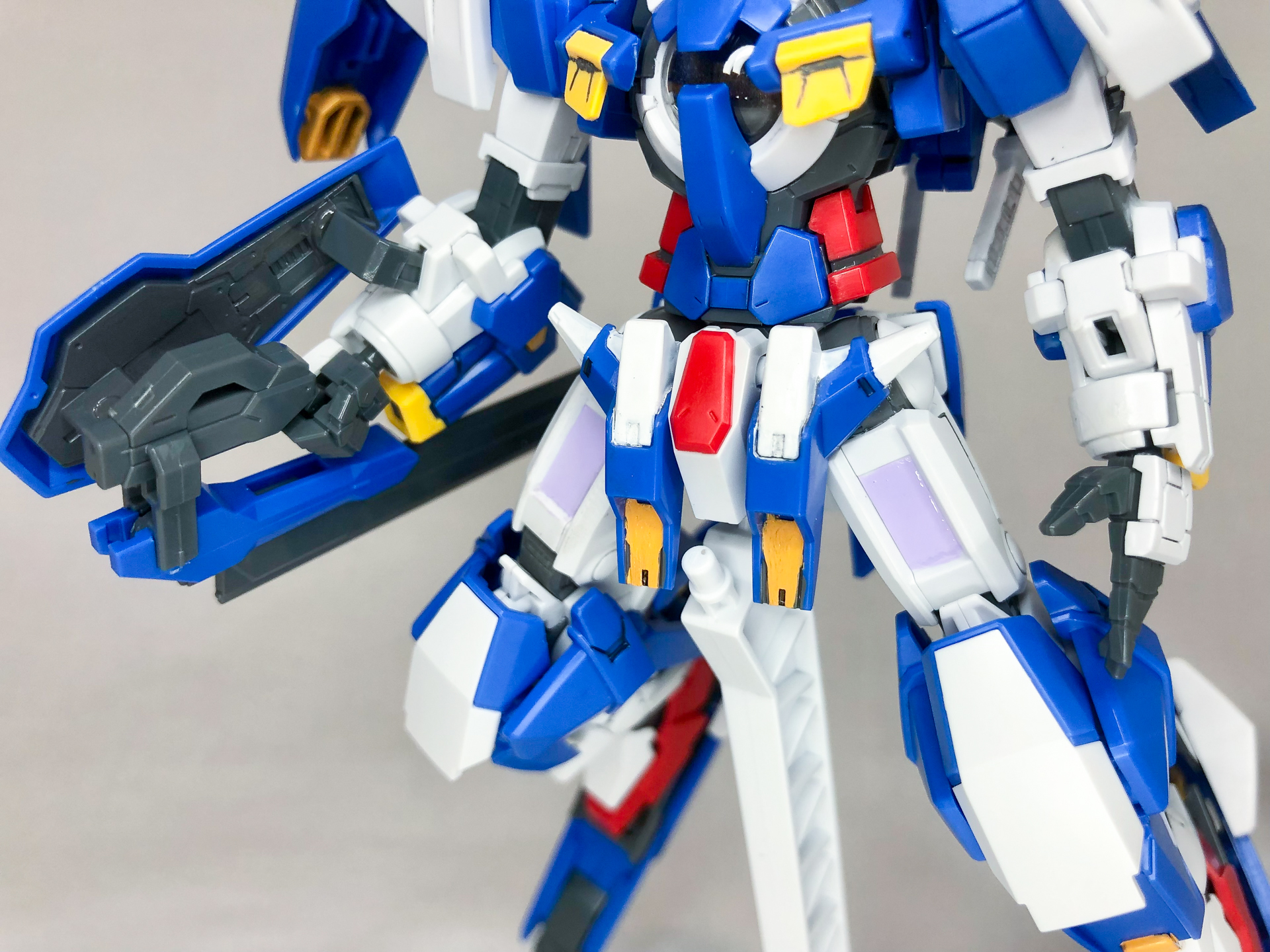 フロントアーマーも青一色だった箇所も塗り分けました。