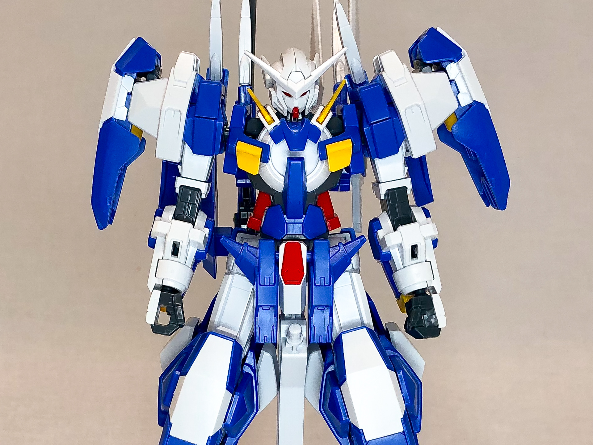 「HG 1/144 ガンダム アヴァランチエクシアダッシュ」素組み状態のバストアップ