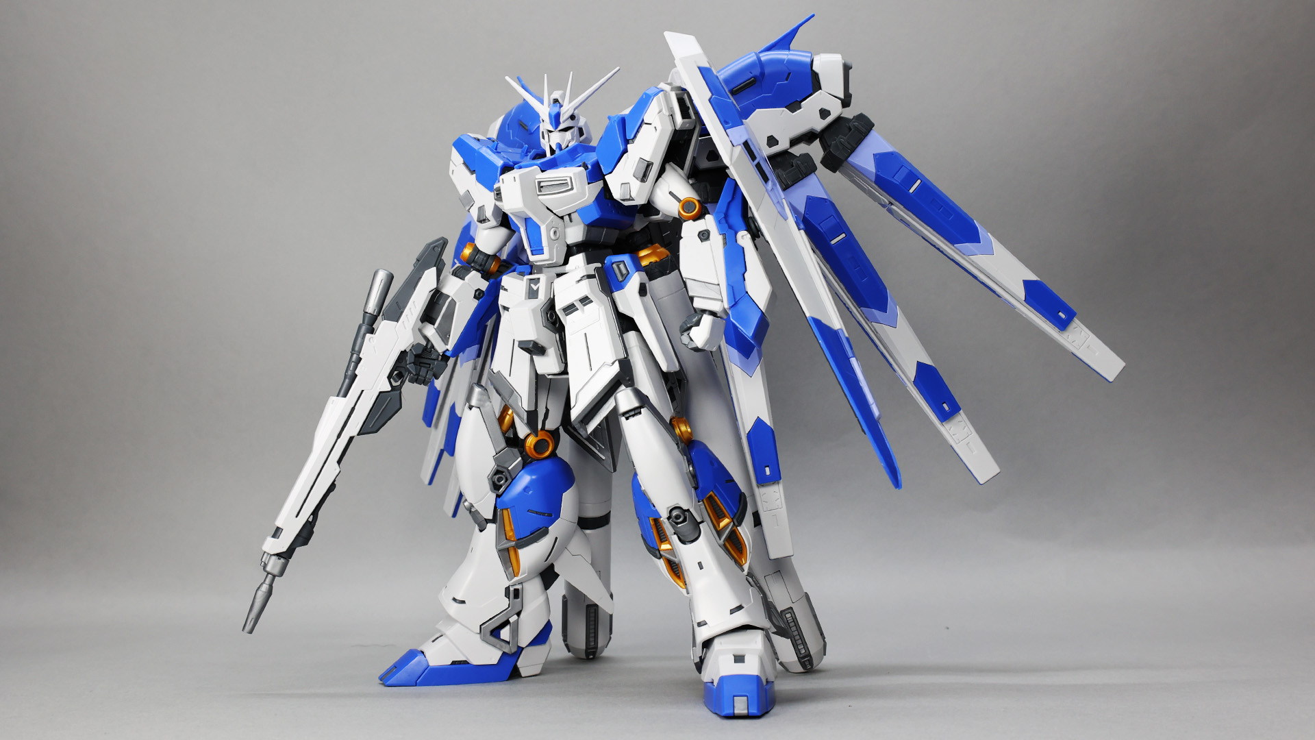 「RG 1/144 Hi-νガンダム」。前回のレビューから引き続きBANDAI SPIRITSより発売前のサンプル品をお借りして使用しております。サンプル品のため実際の製品版とは異なる可能性がございます
