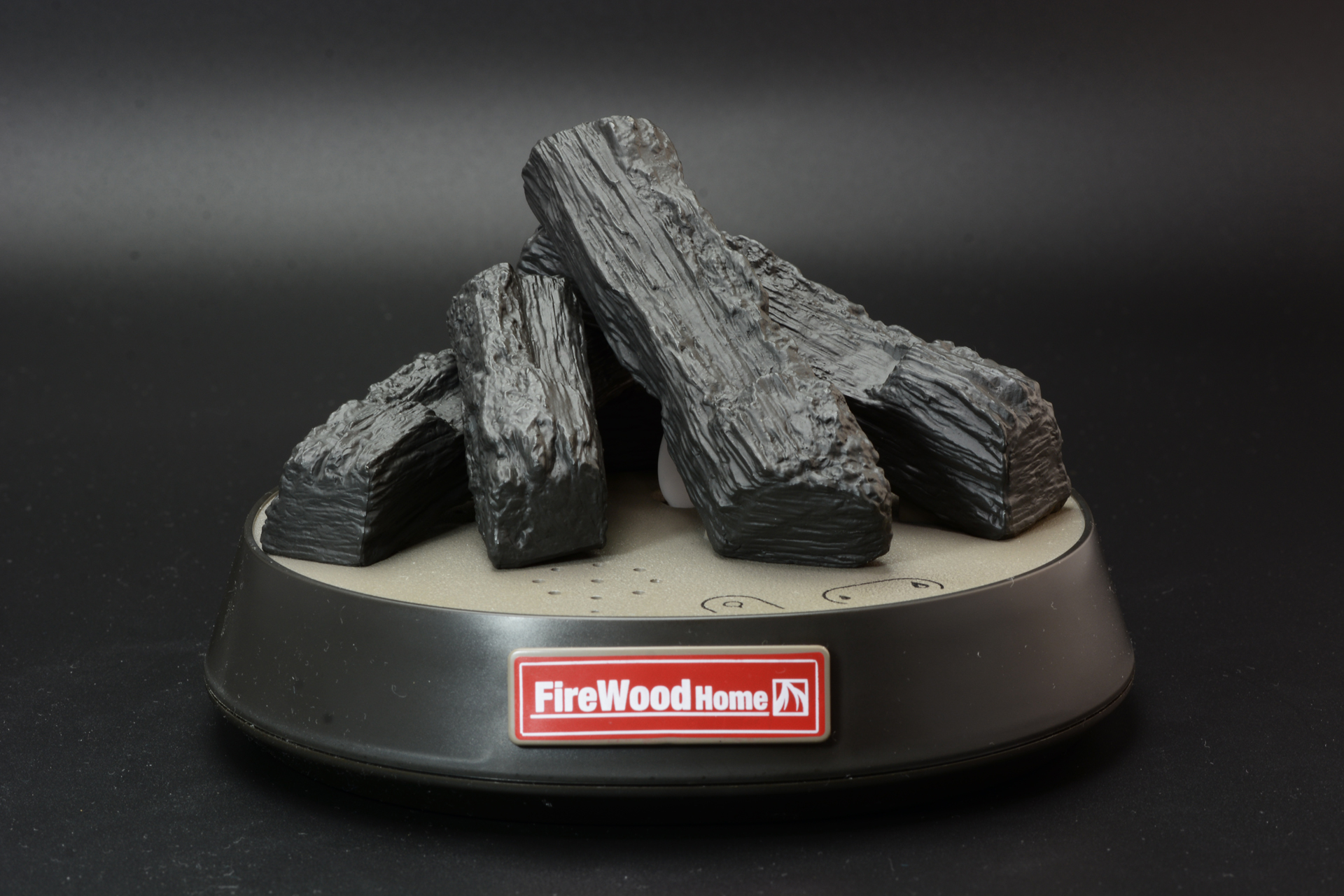 「FireWood Home」は薪が重なったリアルな外見が楽しい。LEDによってまるで燃えるように赤く輝くのだ