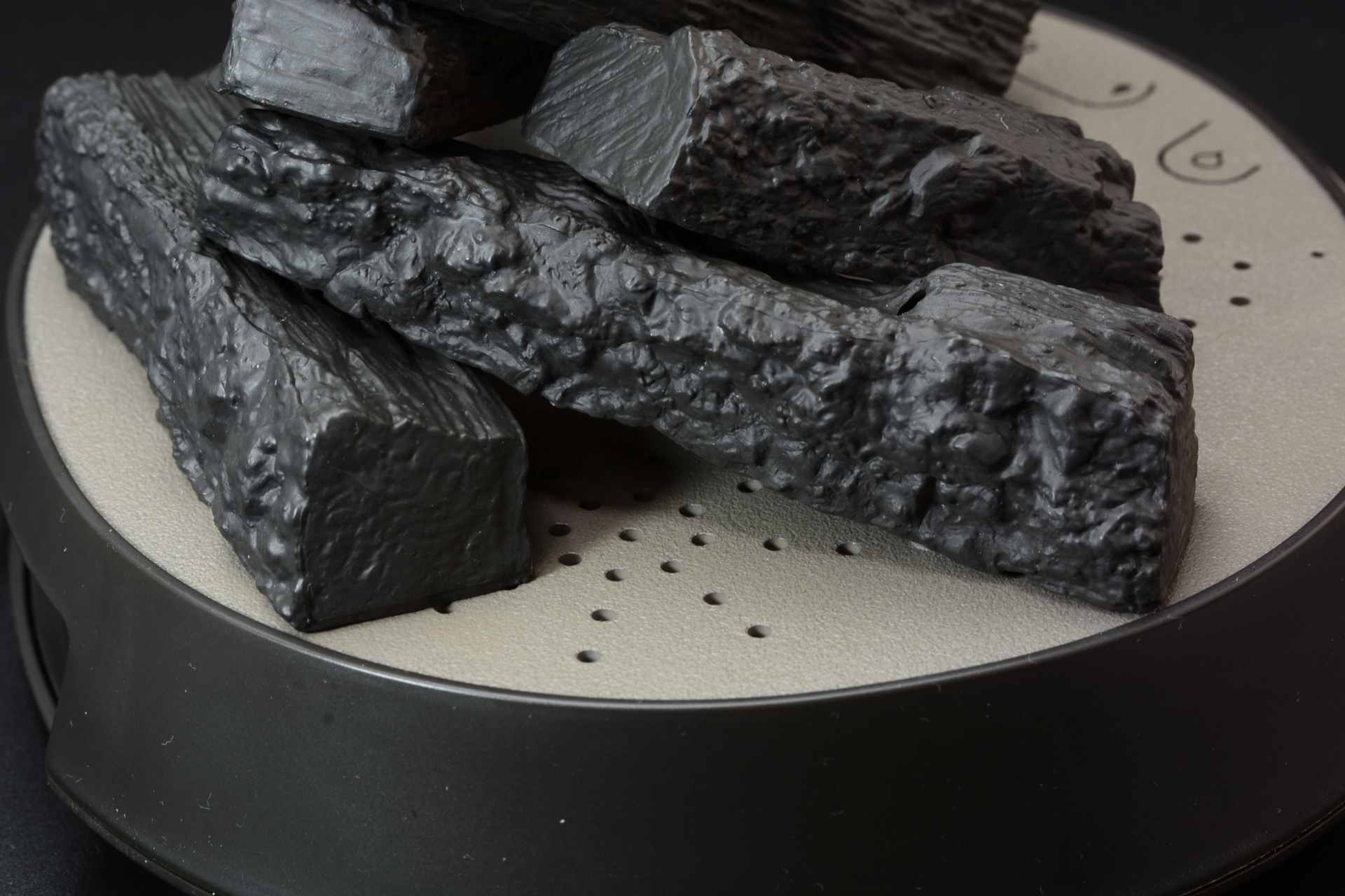 後ろ側の穴は、火の燃える音を出すスピーカーだ