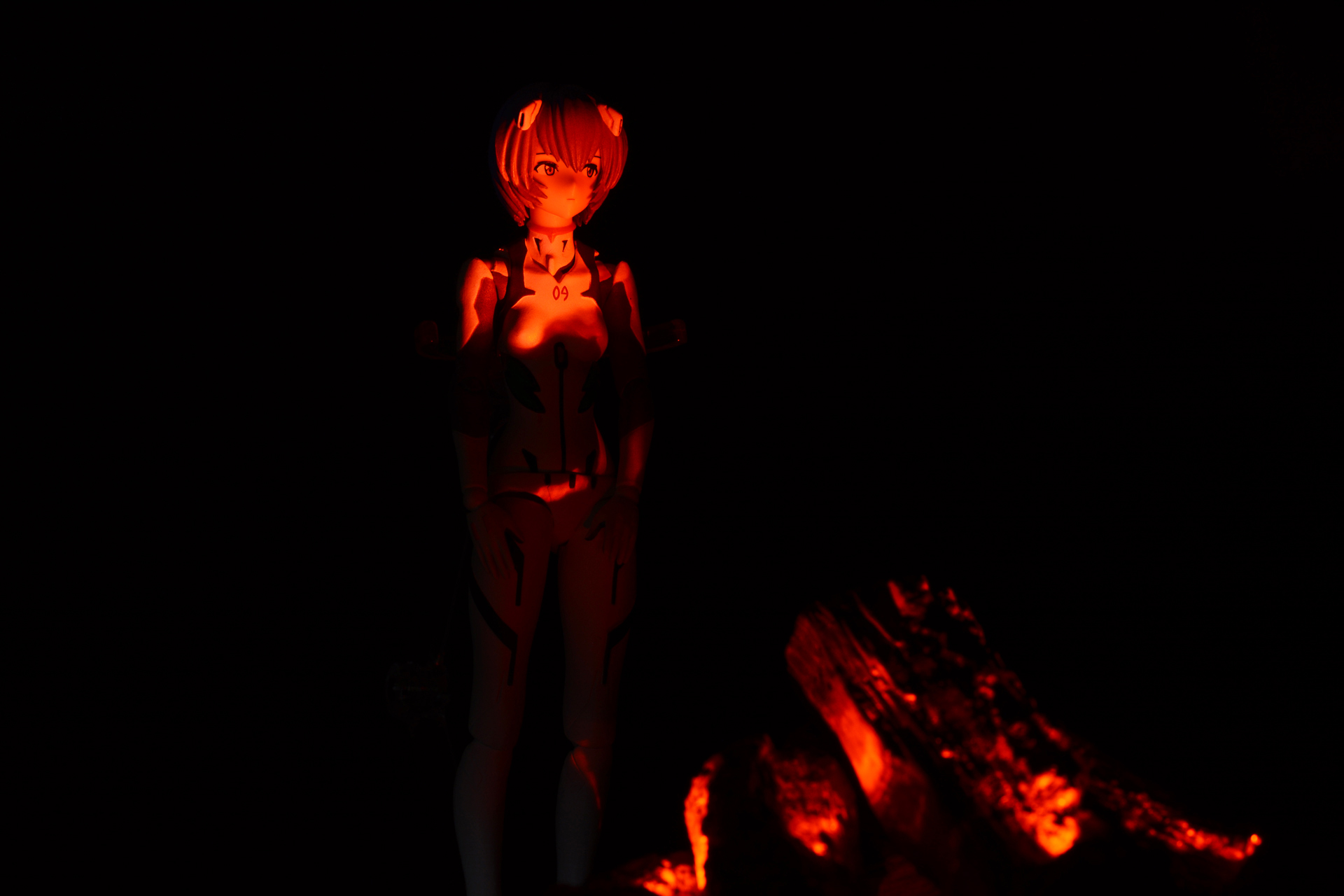 フィギュアを「FireWood Home」の後ろ、炎の照り返しを受ける場所に配置してみる。薪からの炎という感じで独特の雰囲気が作れる