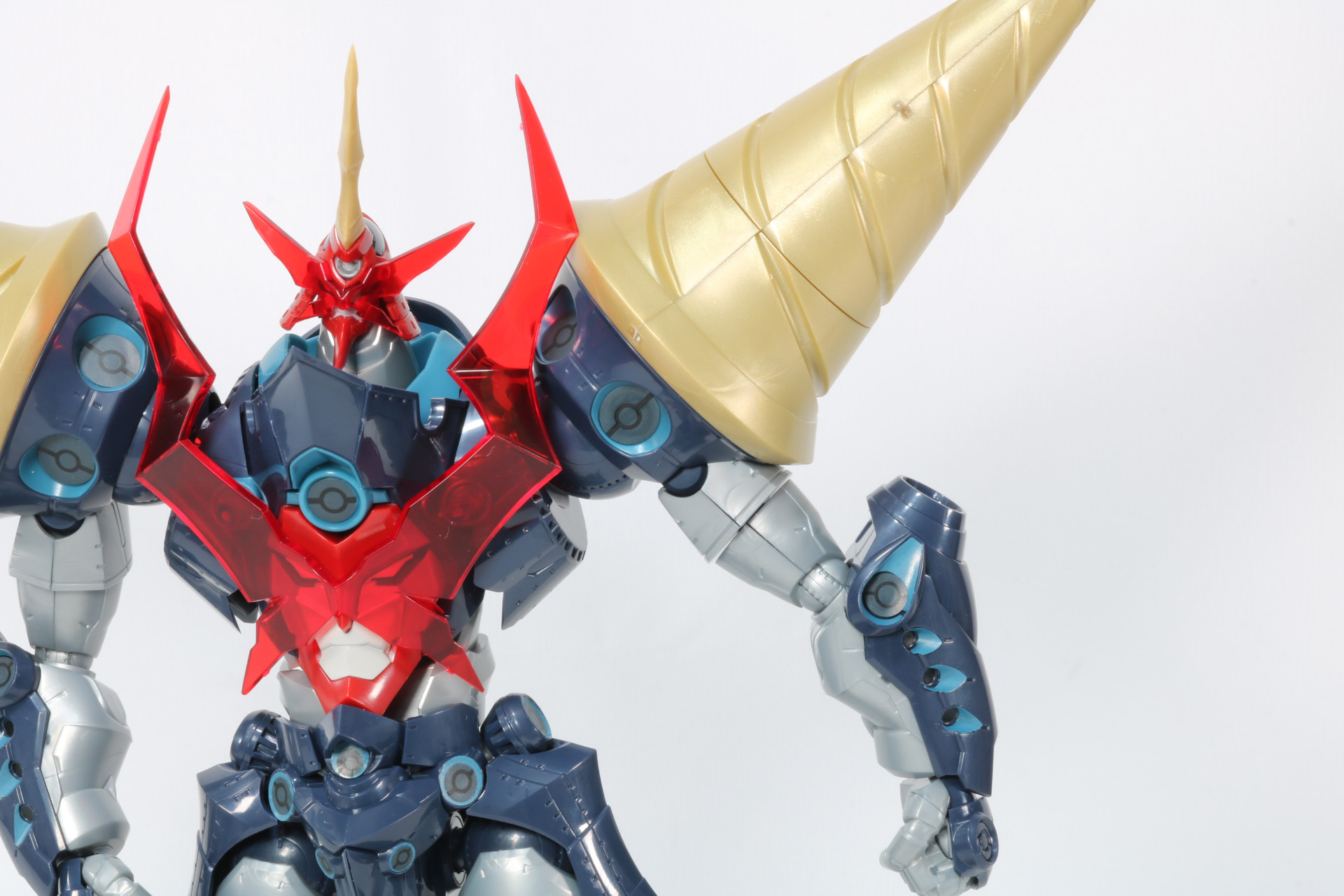 胴体部のサングラスを装着していると肩のアーマーと干渉してしまう