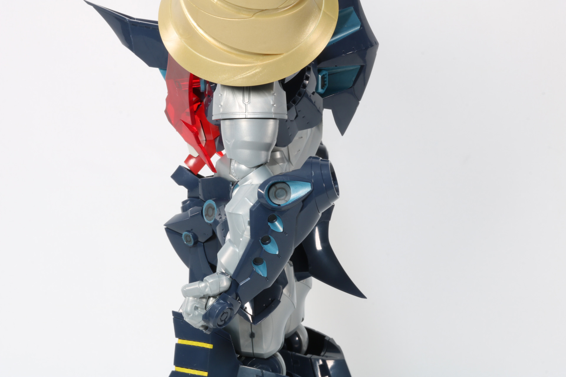 肘関節はシンプルな軸可動。二の腕と肩の接続口で左右への反転ができる