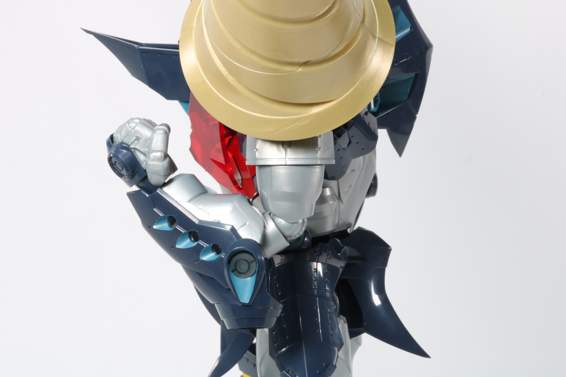 肘関節はシンプルな軸可動。二の腕と肩の接続口で左右への反転ができる