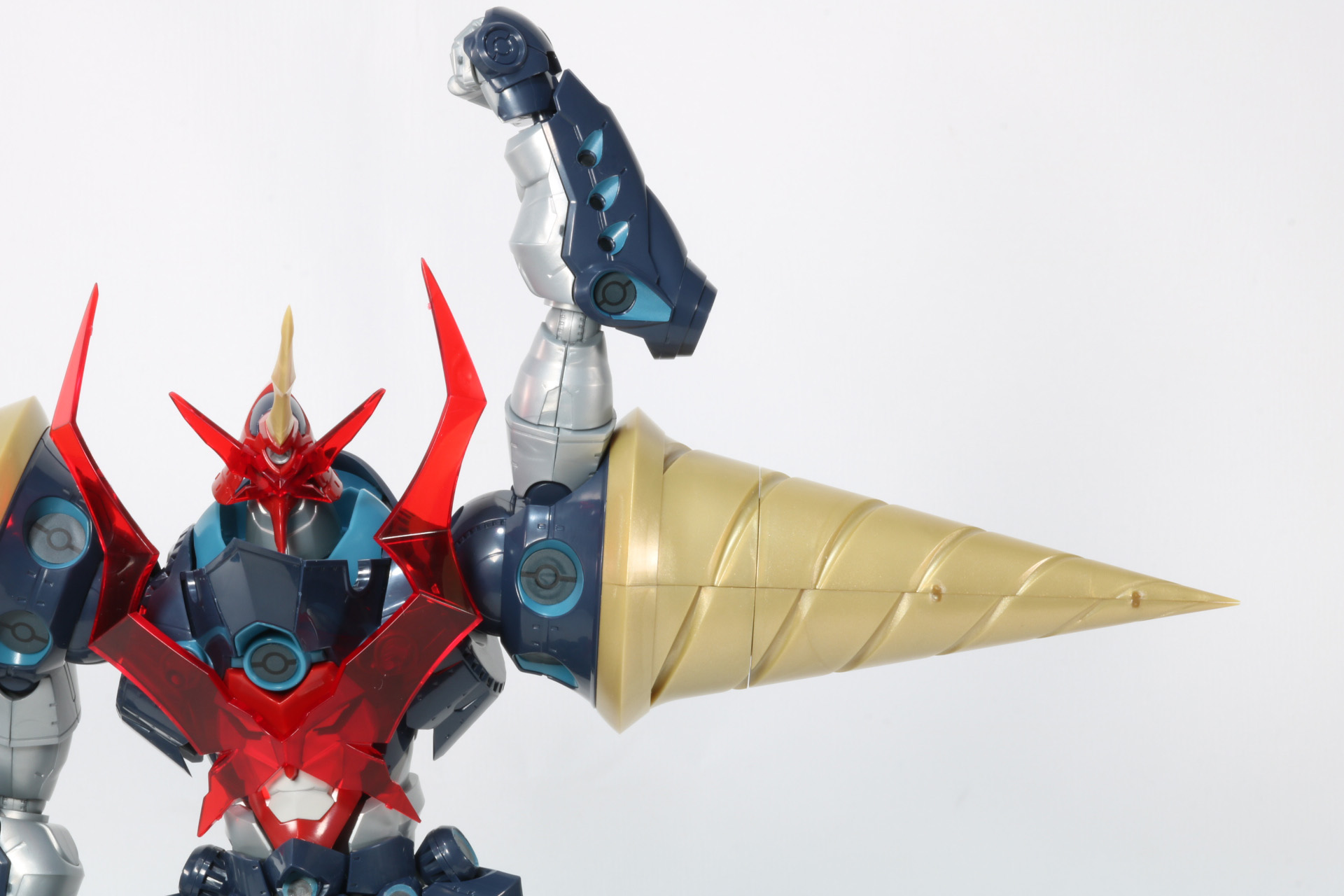 肘関節はシンプルな軸可動。二の腕と肩の接続口で左右への反転ができる