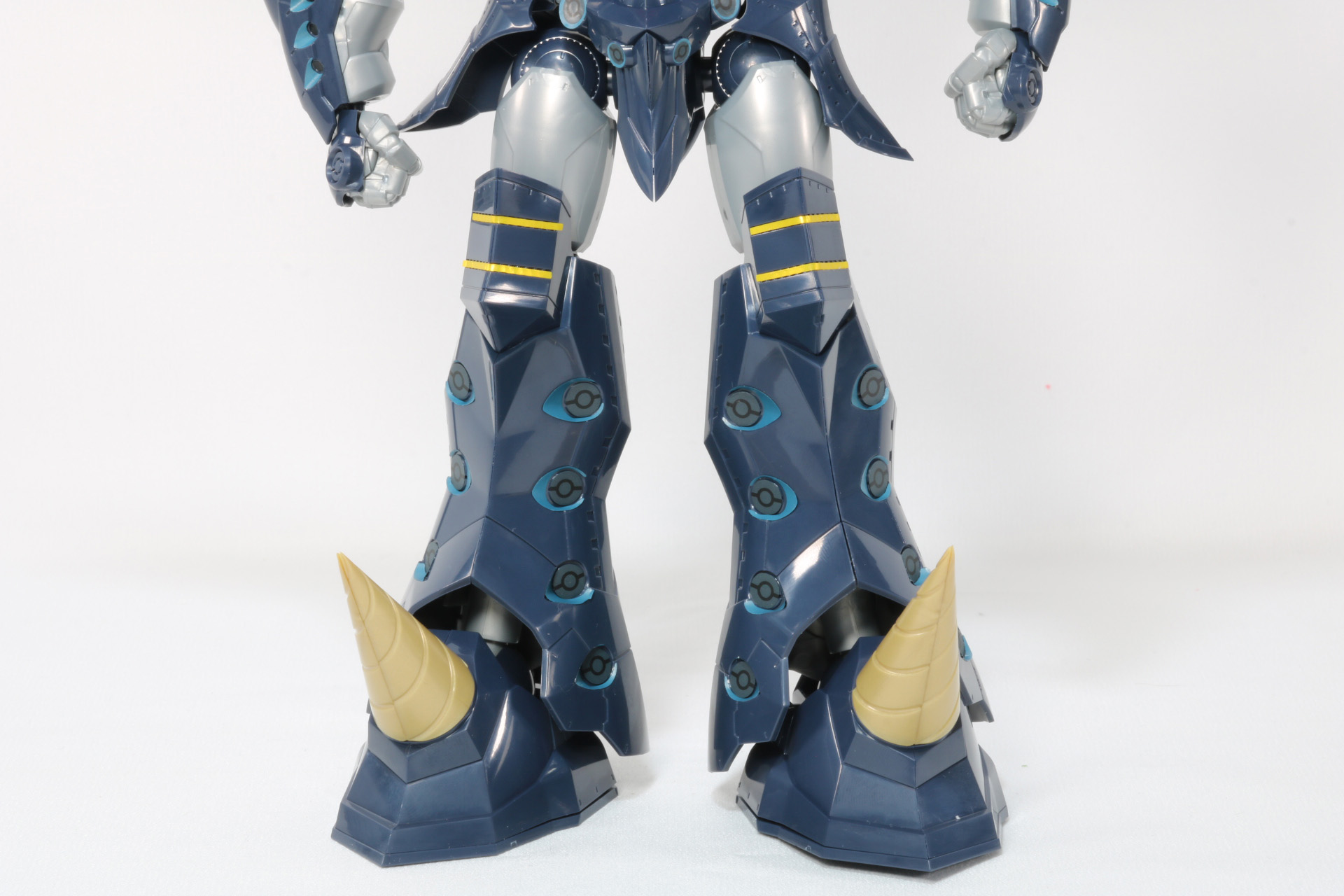 腰部のサイドアーマーもボールジョイントで可動し、脚部の可動範囲を広げている