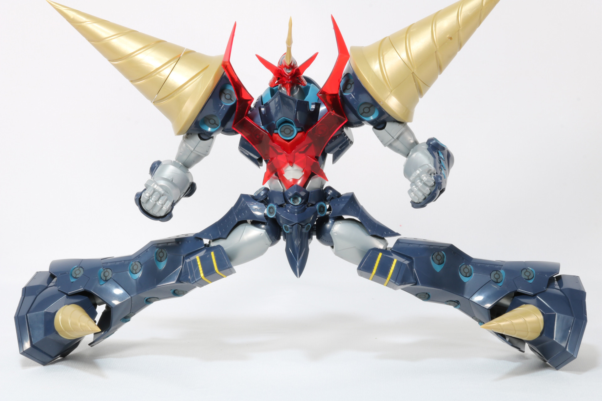 腰部のサイドアーマーもボールジョイントで可動し、脚部の可動範囲を広げている