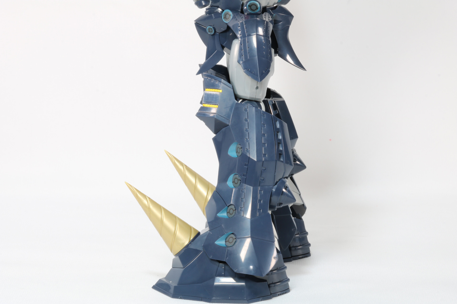 脚部は片足を持ち上げた状態での保持もできる