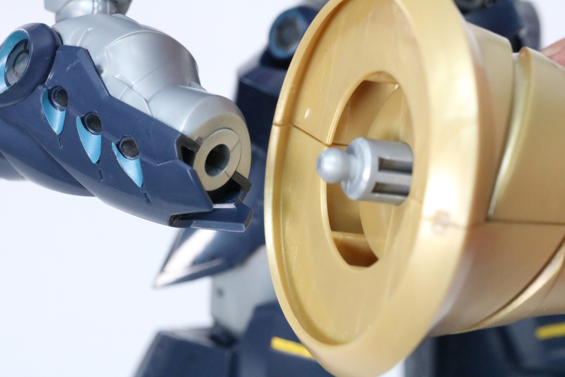 手首パーツを取り外し、ドリルの接続部をはめ込む