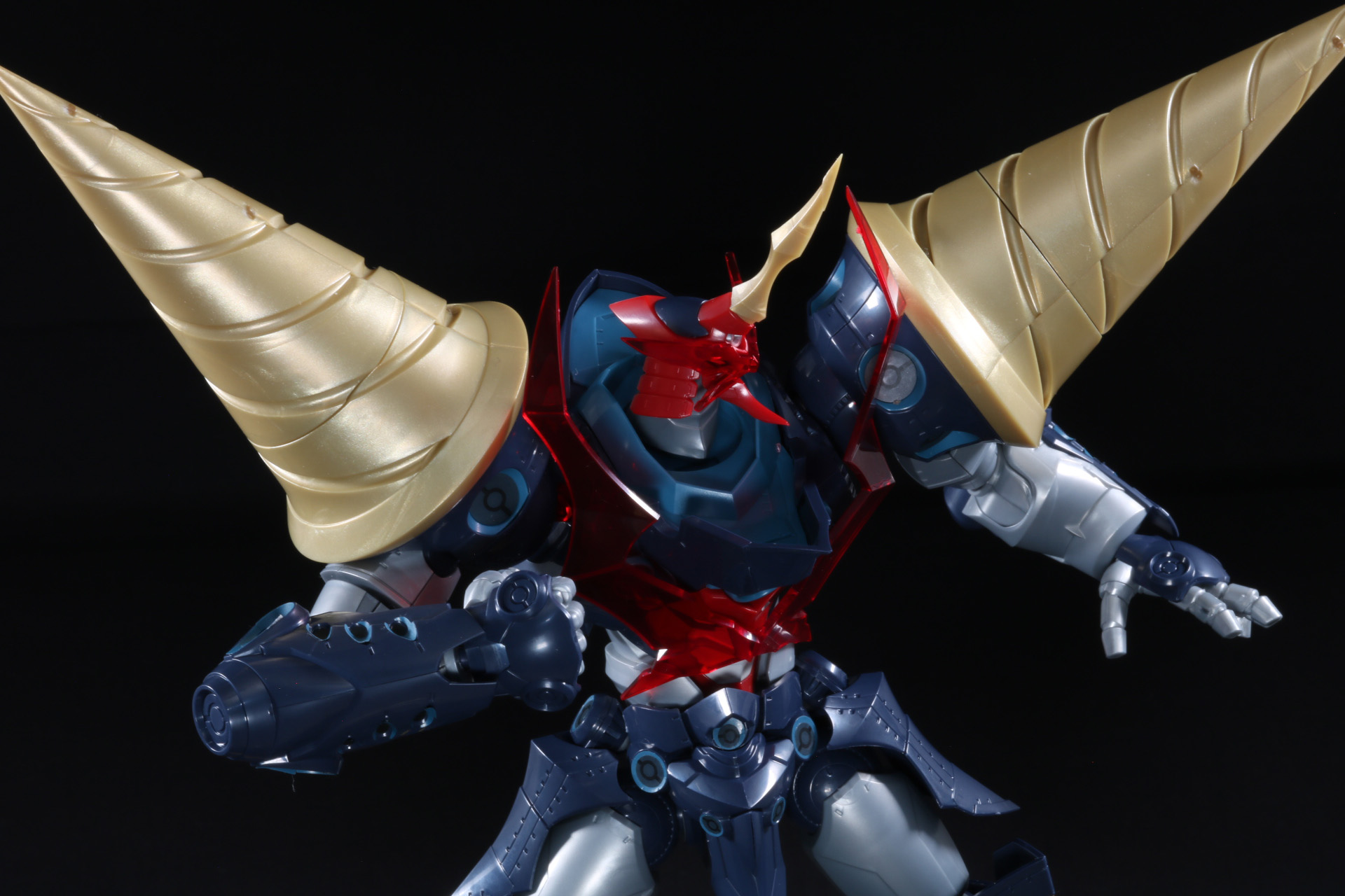 巨大な脚部が繰り出す蹴りも可能