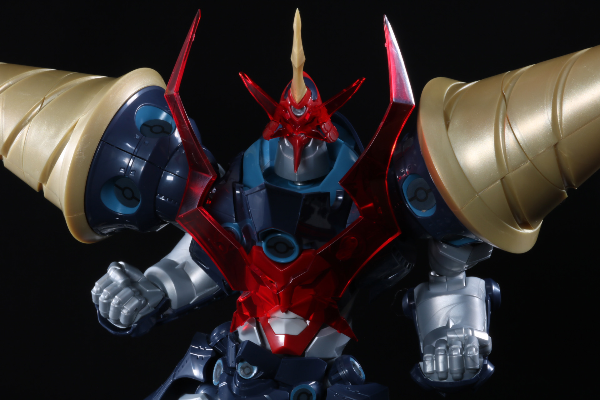 巨大な脚部が繰り出す蹴りも可能