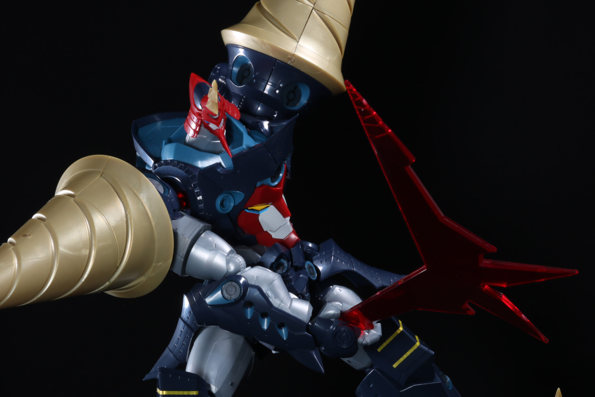 巨大な脚部が繰り出す蹴りも可能