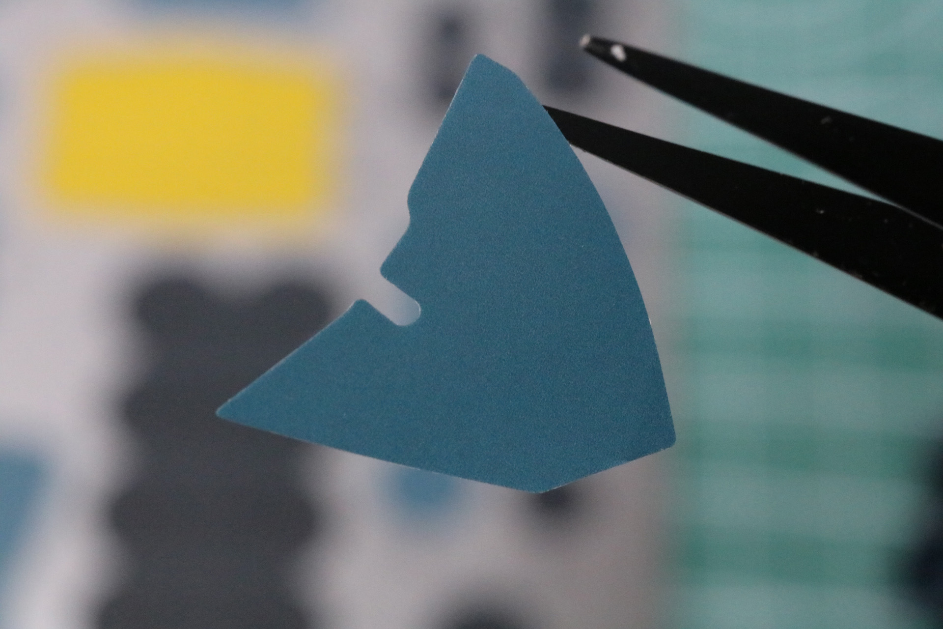 1枚のシールをハサミで分割