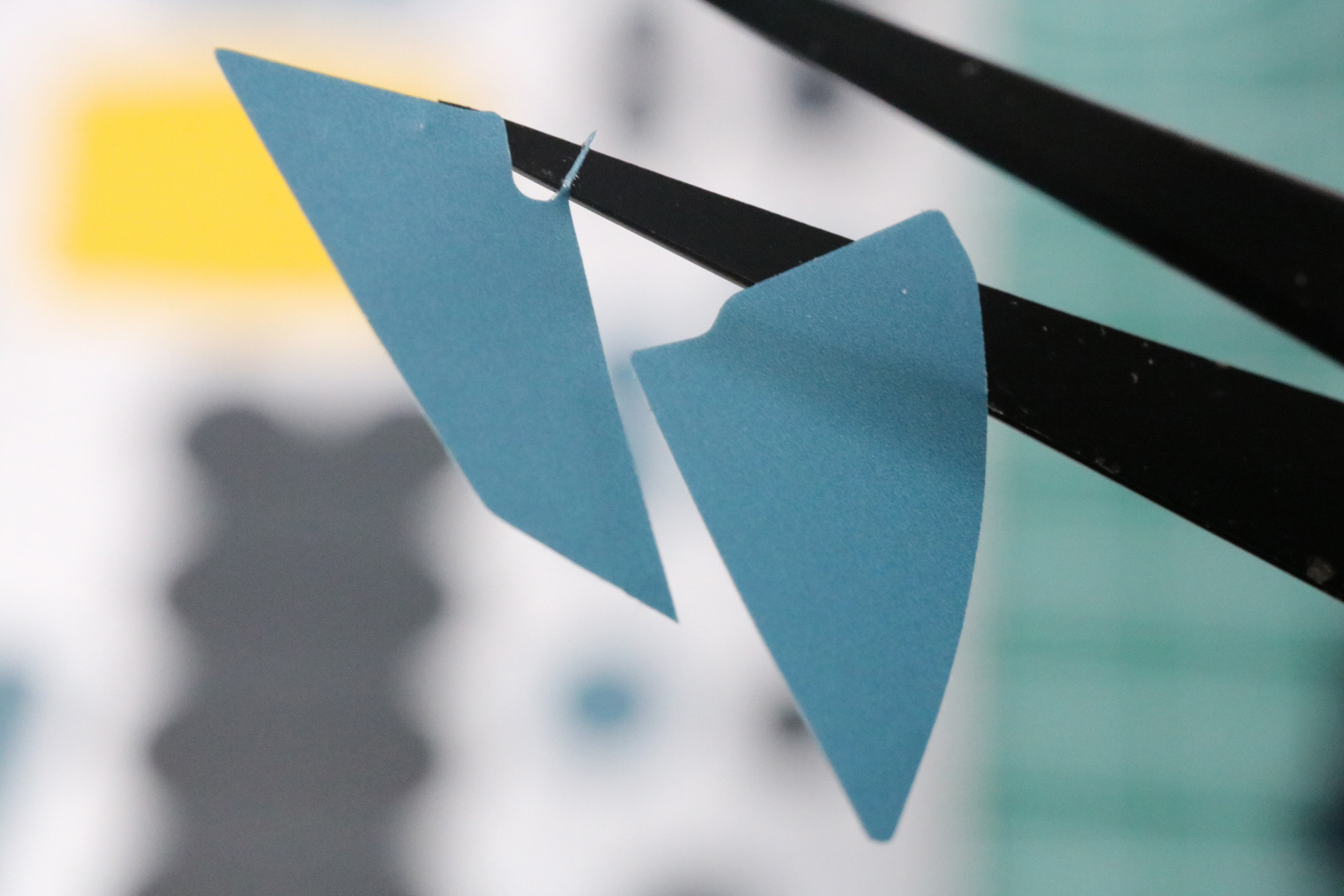 1枚のシールをハサミで分割