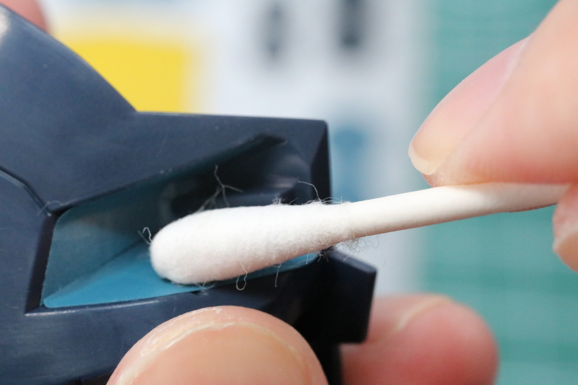 貼り付けたら綿棒で抑えて、シワやヨレをなくす