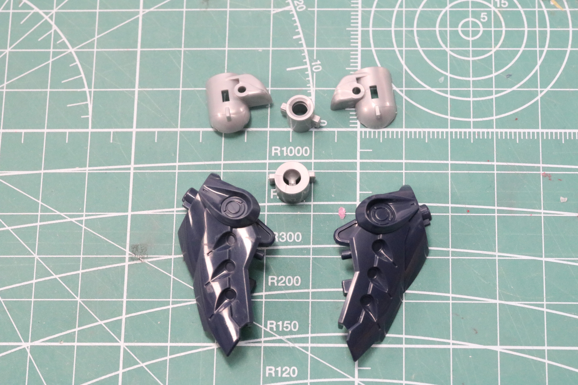 前腕部を作成。可動部分は細い軸可動となっている