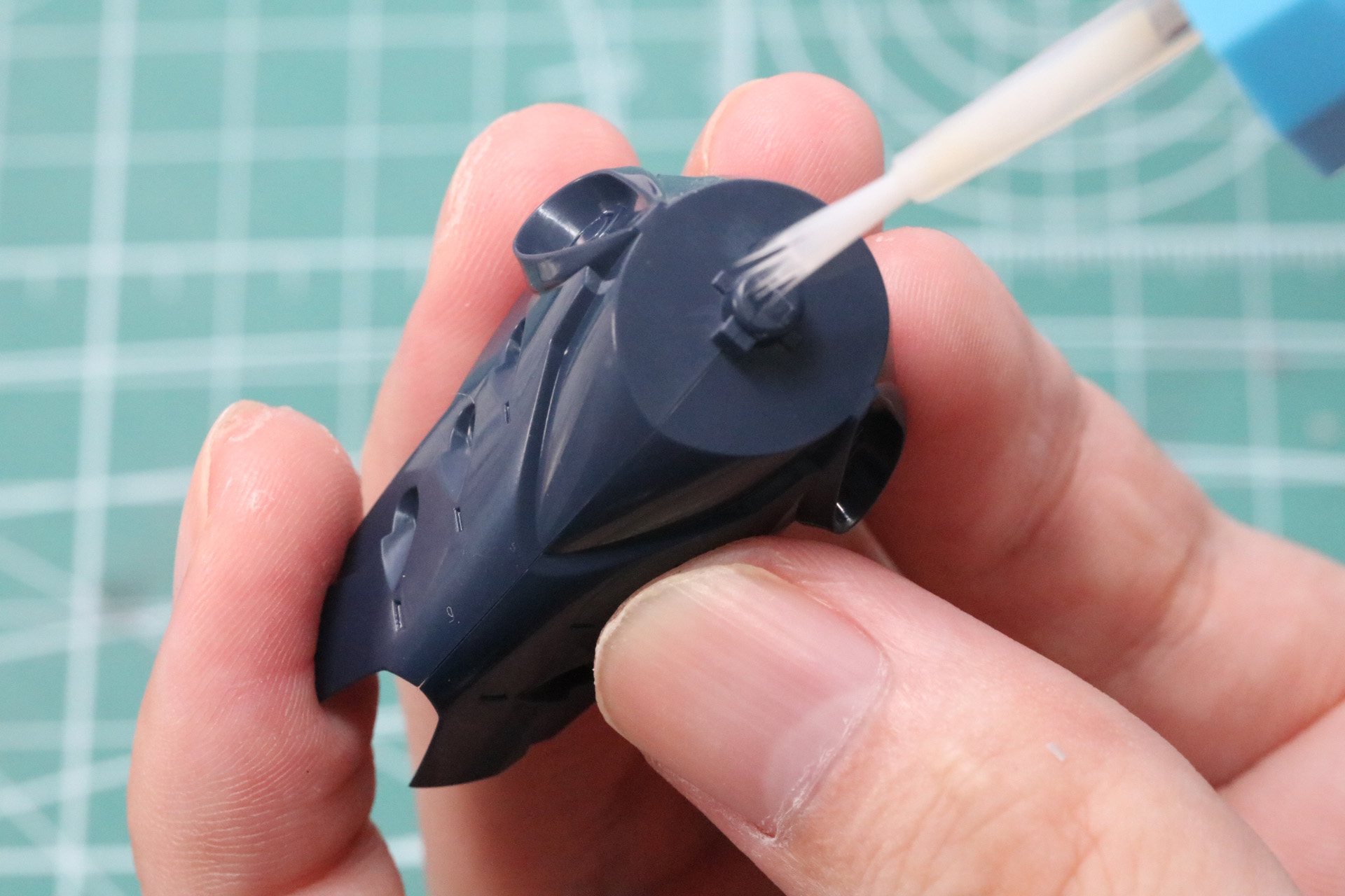 肘部分は接着が推奨されている