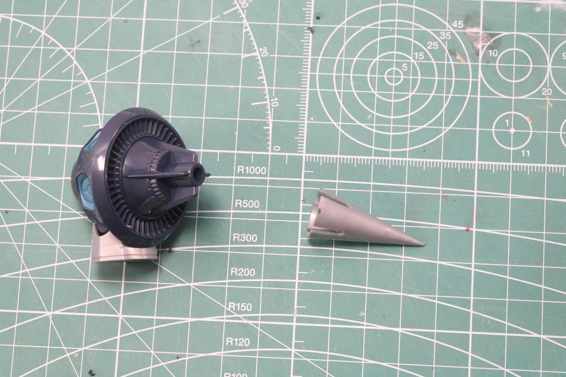 基部にシルバーのパーツを取り付けることで再現できる