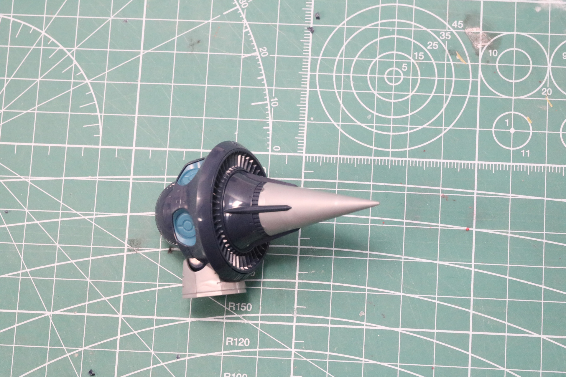 基部にシルバーのパーツを取り付けることで再現できる