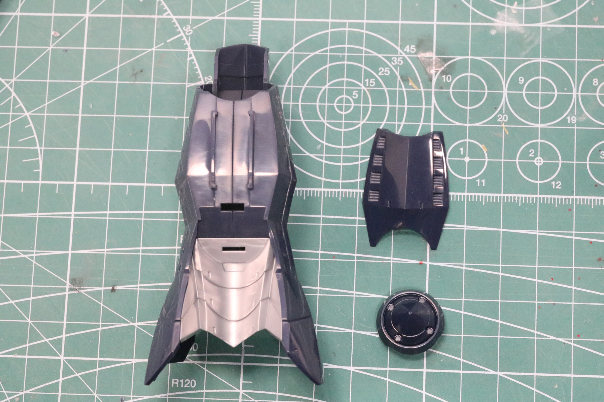 脹脛部分の外装と推進装置パーツを追加