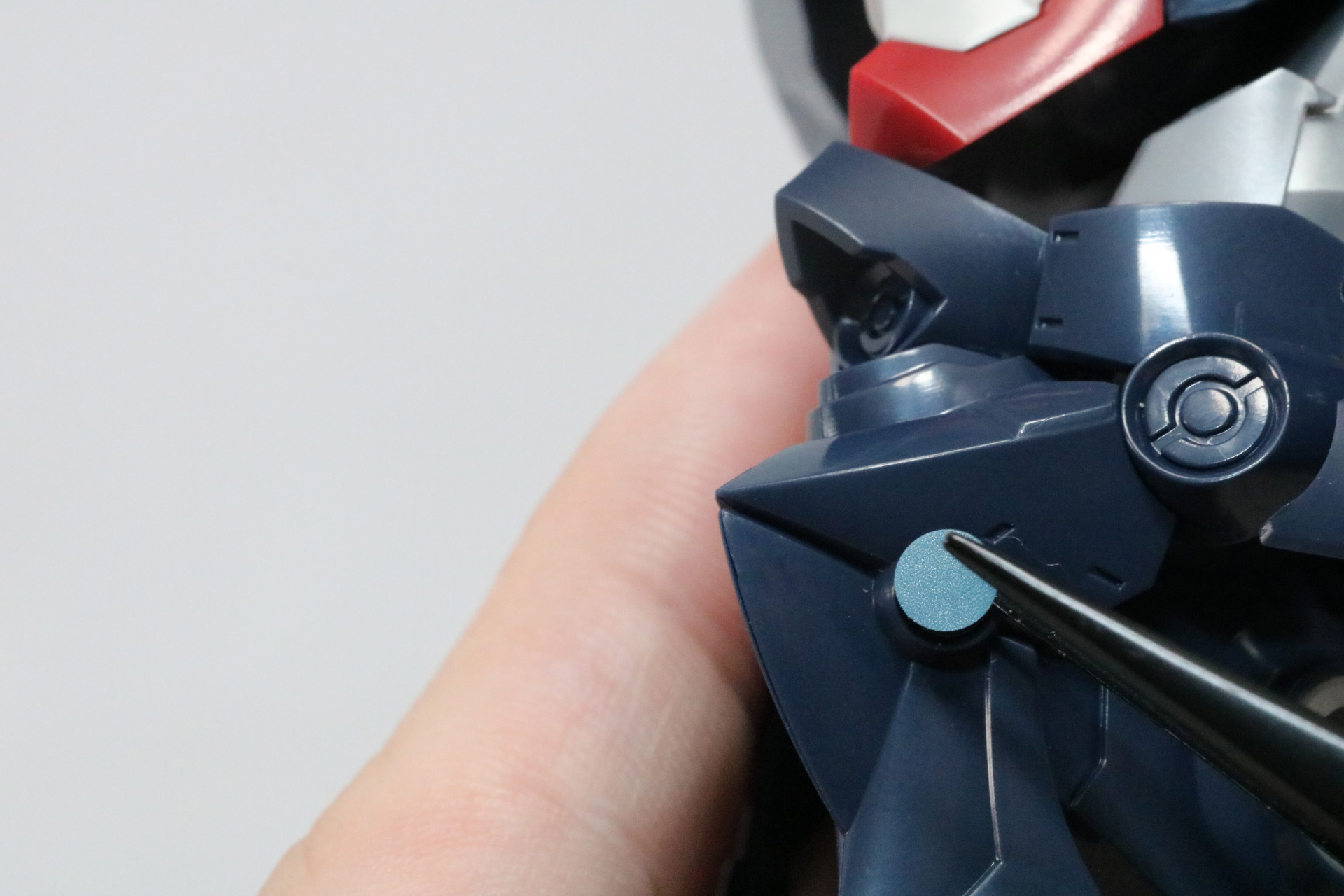 青のシールを最初に貼り、その上から射出口のシールを張る