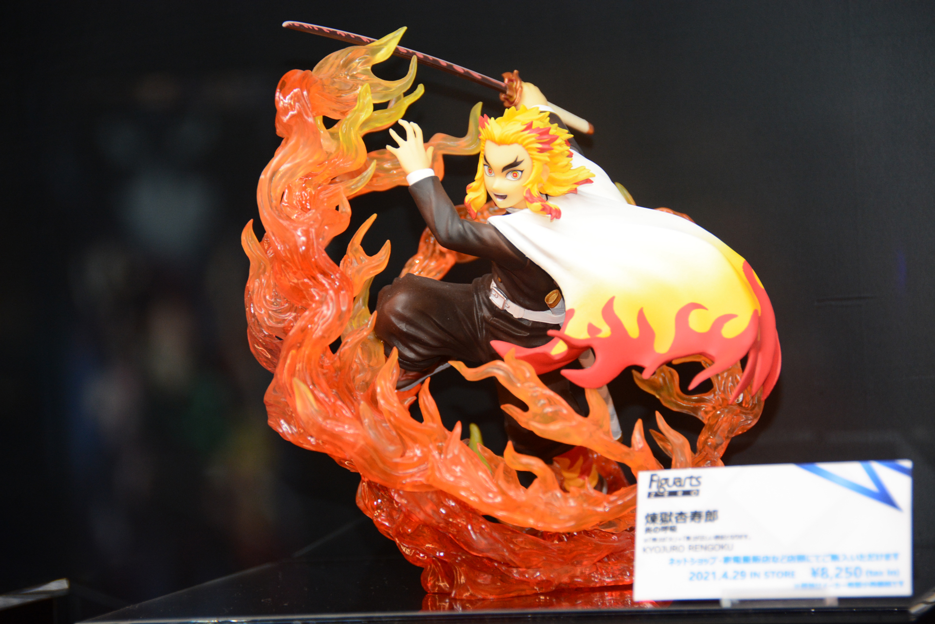 「鬼滅の刃」関連商品が凝ったディスプレイで展示されている