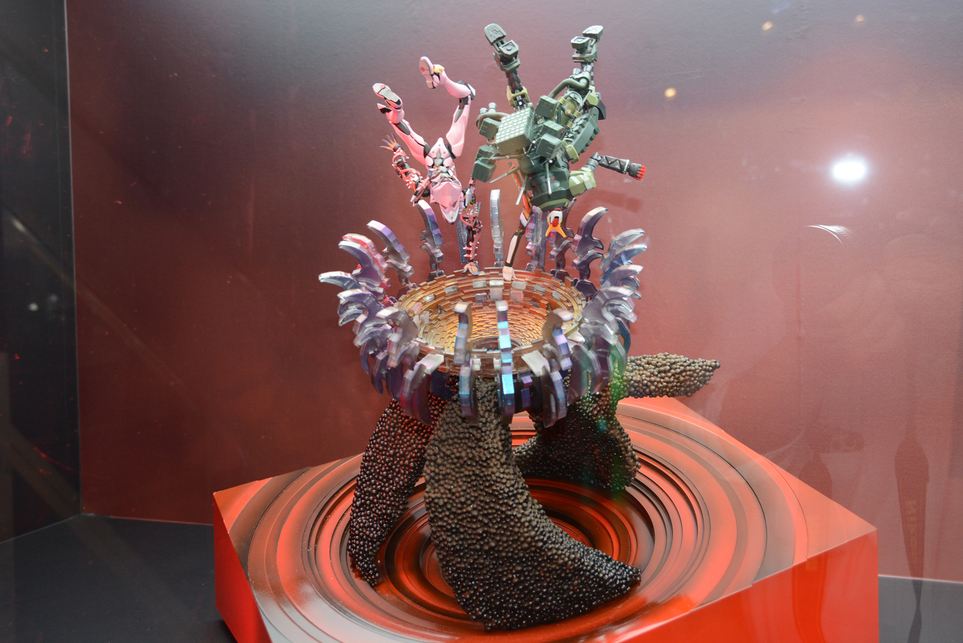 「エヴァンゲリオン新2号機α」と、「エヴァンゲリオン改8号機y」の共闘シーンを再現したジオラマ。「ROBOT魂 ＜SIDE EVA＞ エヴァンゲリオン改8号機y」は、2022年1月発売予定、価格は10,450円（税込）