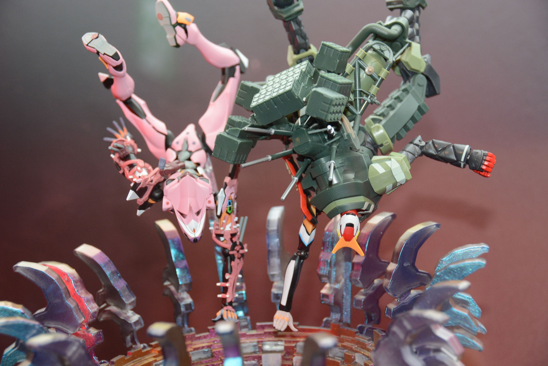 「エヴァンゲリオン新2号機α」と、「エヴァンゲリオン改8号機y」の共闘シーンを再現したジオラマ。「ROBOT魂 ＜SIDE EVA＞ エヴァンゲリオン改8号機y」は、2022年1月発売予定、価格は10,450円（税込）