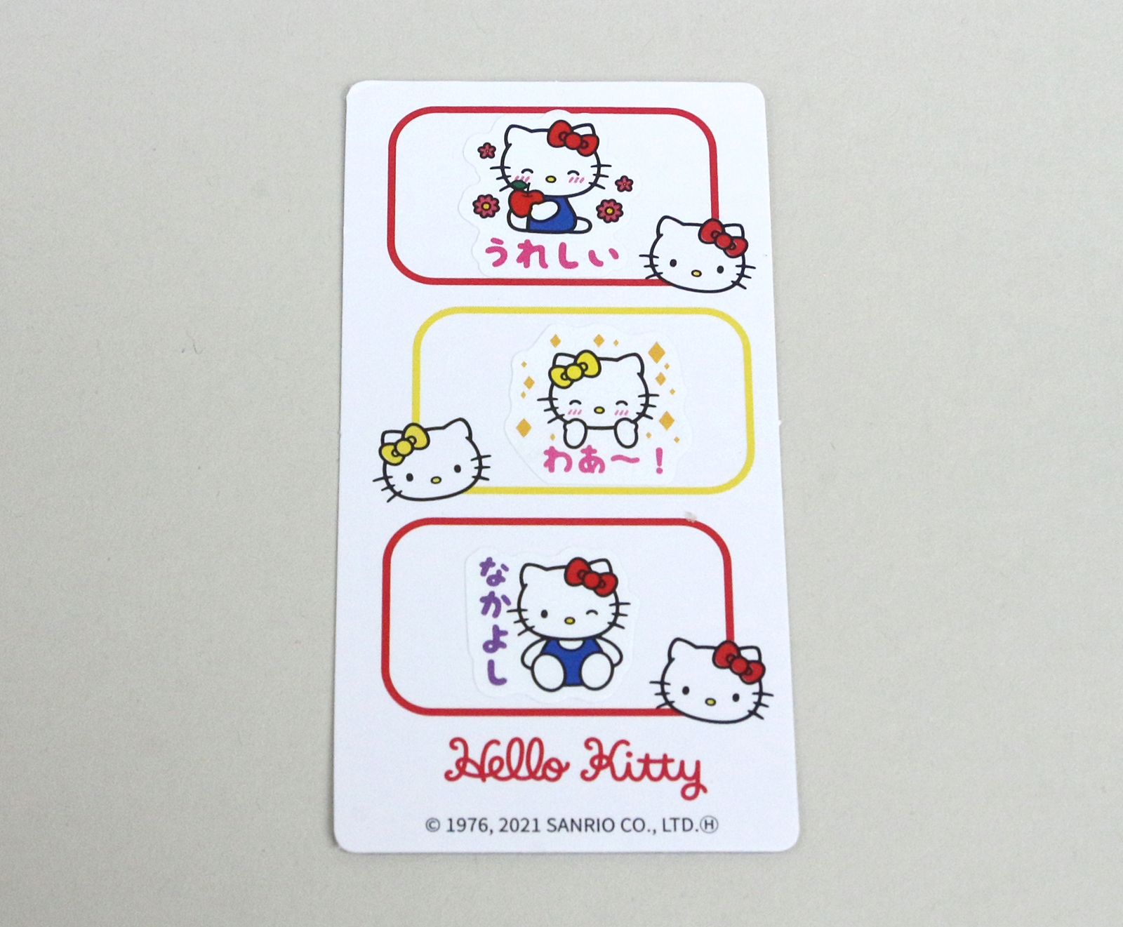 カードにはメッセージを書いたり、スタンプシールを貼れる