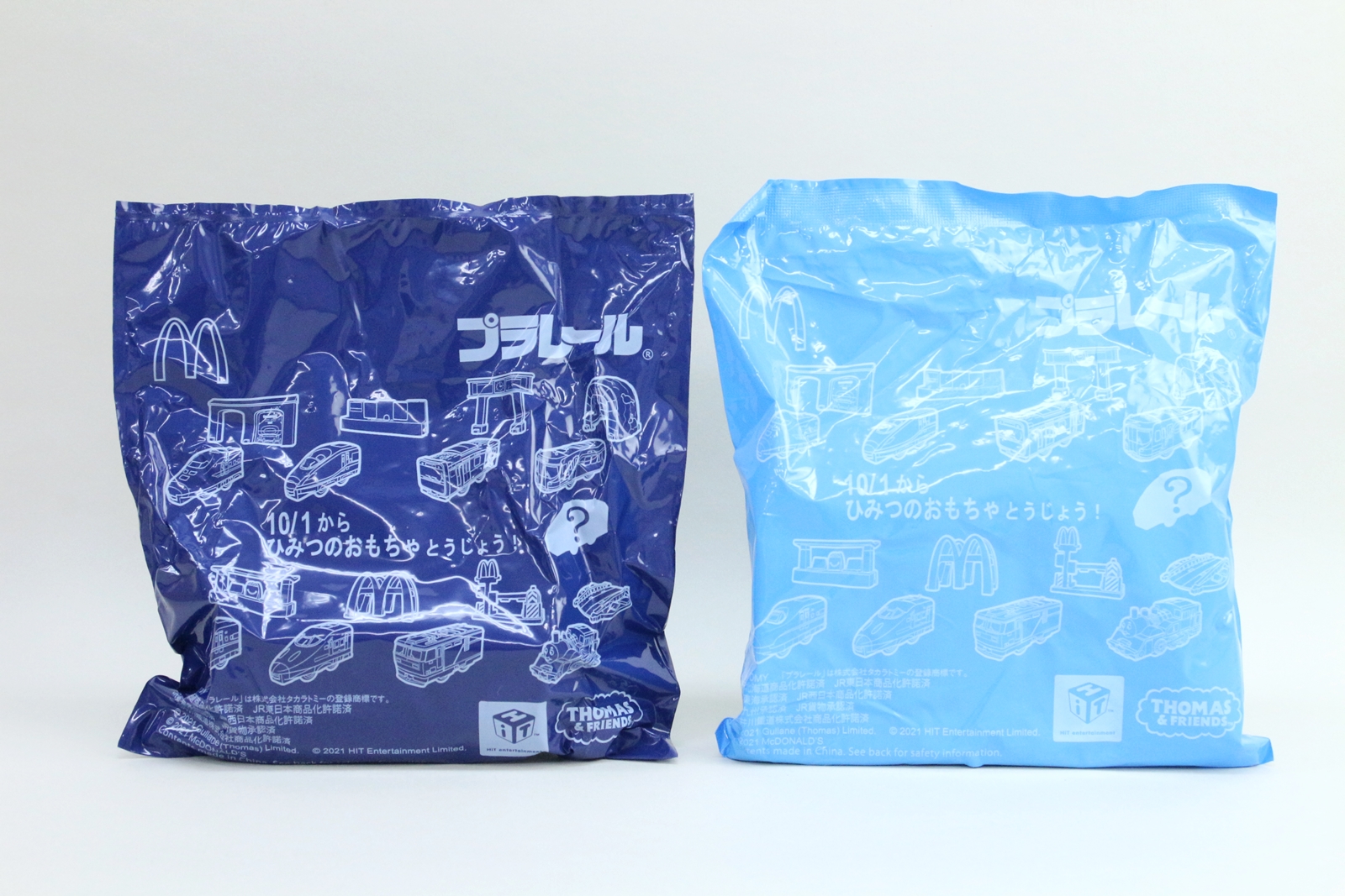 登場予定の全セットが描かれたおもちゃ袋。青色の袋が第1弾、水色の袋が第2弾となる