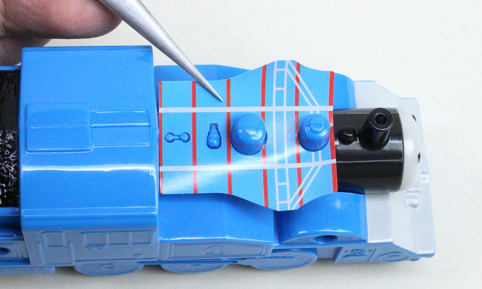 ピンセットを使っても難しい箇所が多い