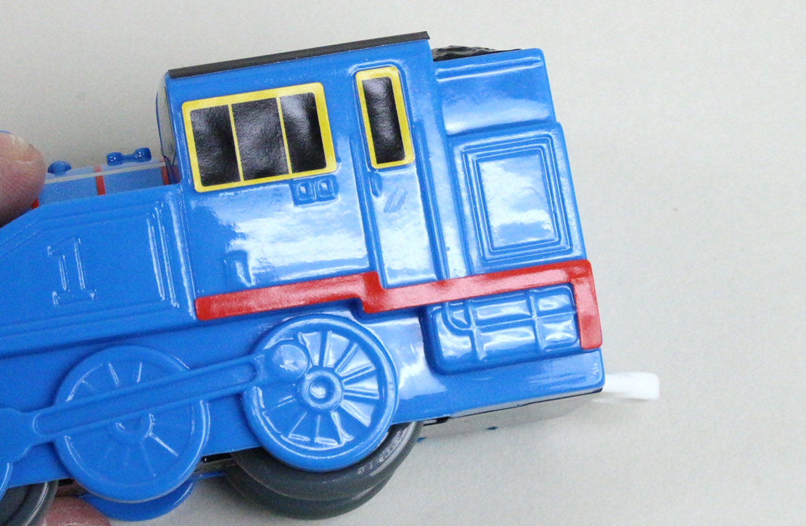 赤いシールは細く非常に破けやすいので丁寧に貼りたい