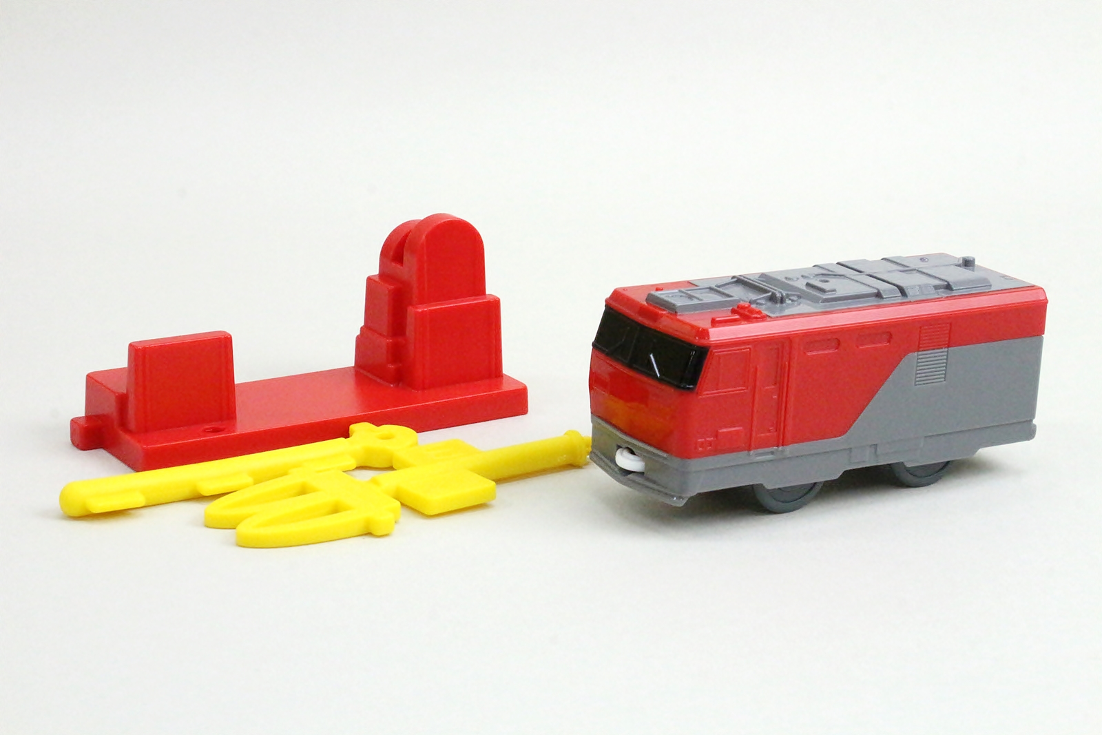 シールの貼り付けに加えて、踏切の組み立ても必要