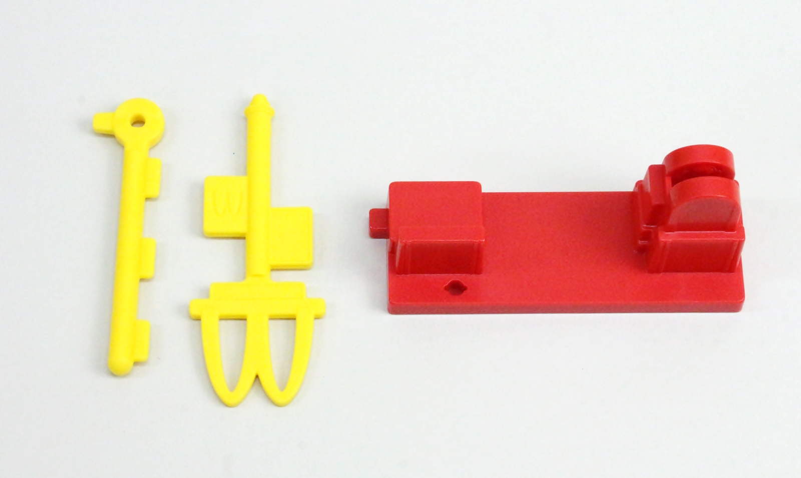 シールの貼り付けに加えて、踏切の組み立ても必要