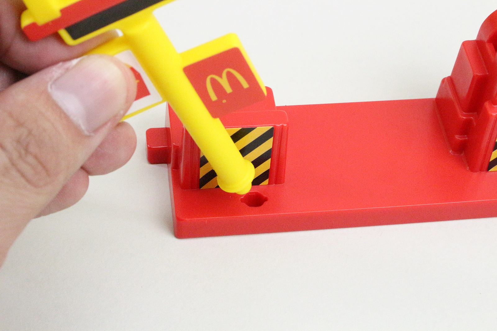 信号機は穴に差し込んでいくだけ