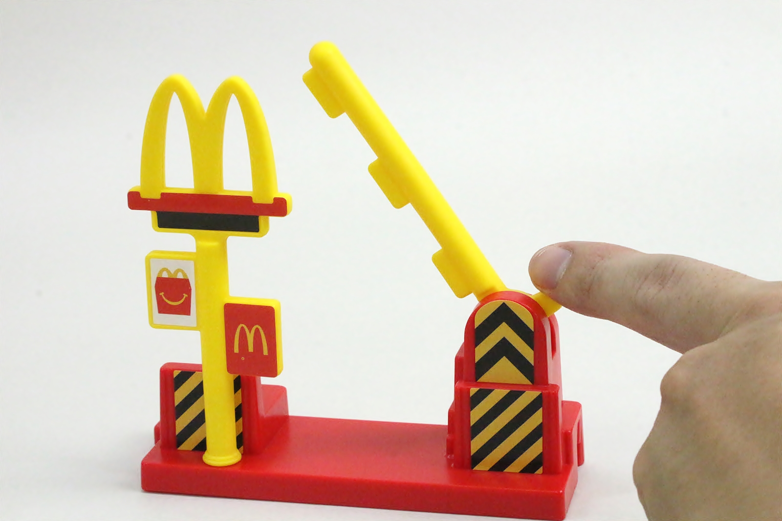 遮断機は手で動かせる